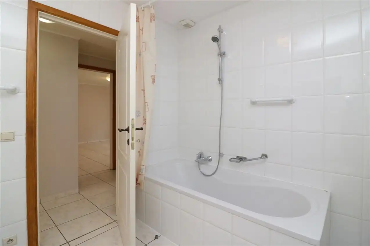 Gelijkvloers wonen met tuintje en autostaanplaats in centrum foto 19