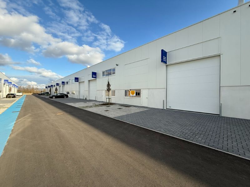 Modern magazijn van 216 m² met parkeerplaatsen op toplocatie in Evergem foto {{pictureIndex}}