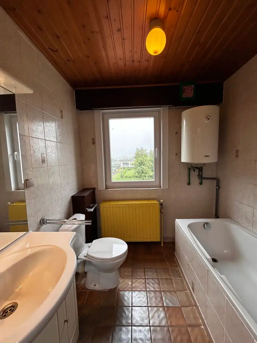 Ruime woning met 5 slpk, 2 badkamers, garage en ruime tuin foto 8