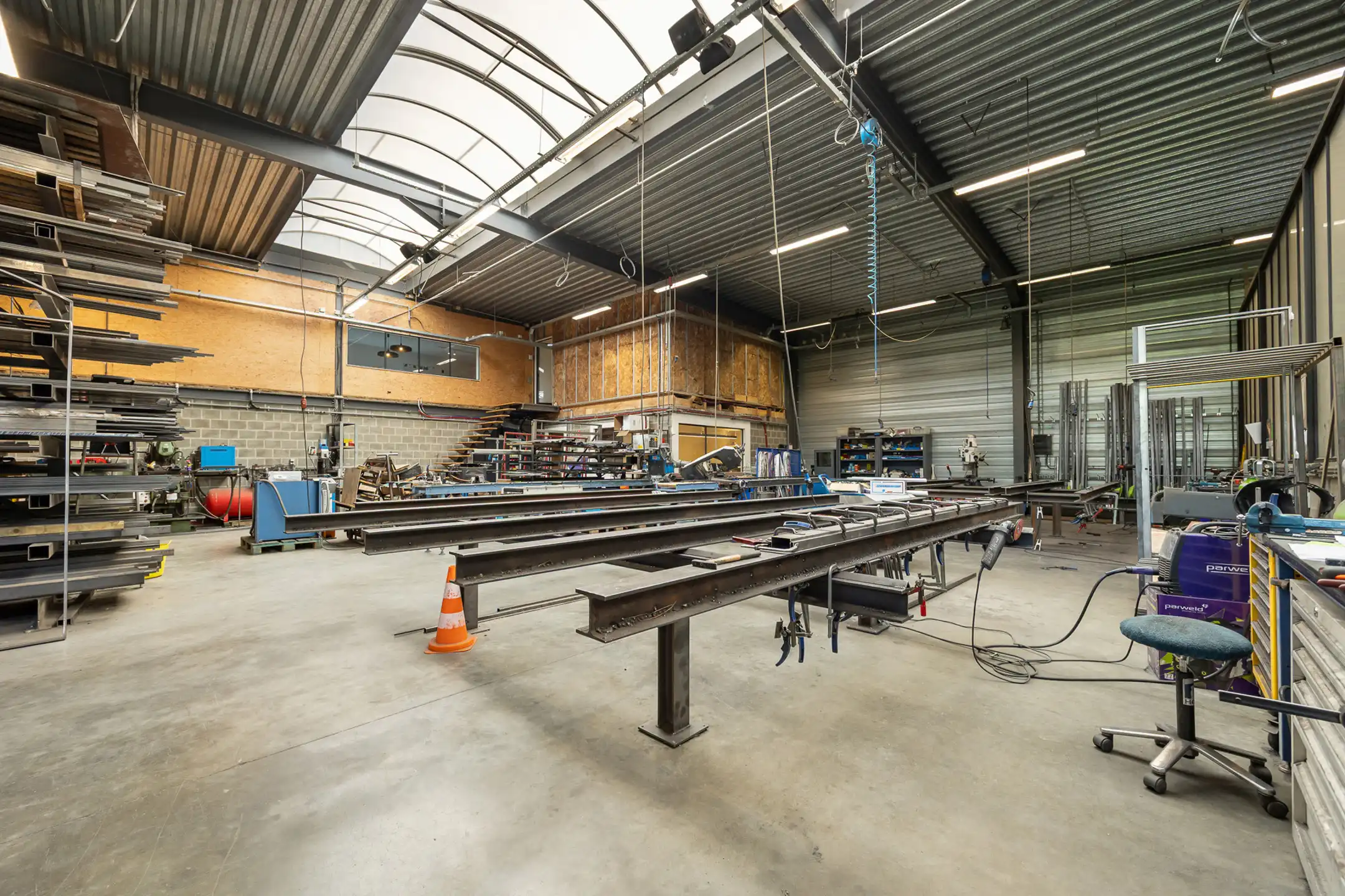 Magazijn met showroom, kantoren en prachtige woning te koop foto 13
