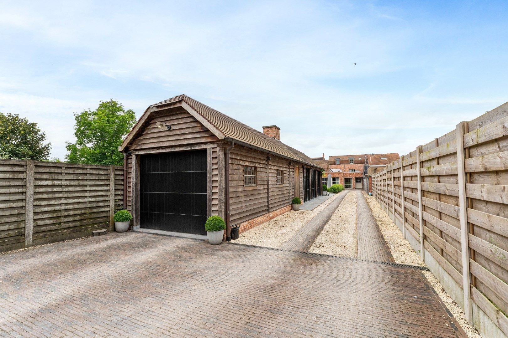 PRACHTIGE WONING MET EIKEN BIJGEBOUW | HANDELSRUIMTE & 4 GARAGES!!!  foto 10