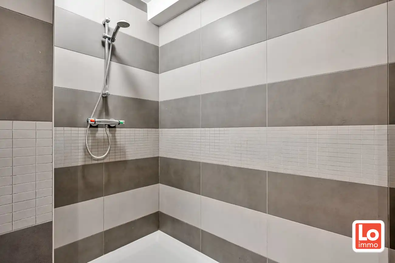 Instap klaar appartement met afzonderlijke garage én autostaanplaats in het hartje van het vernieuwde dorp van Zeveneken! foto 11