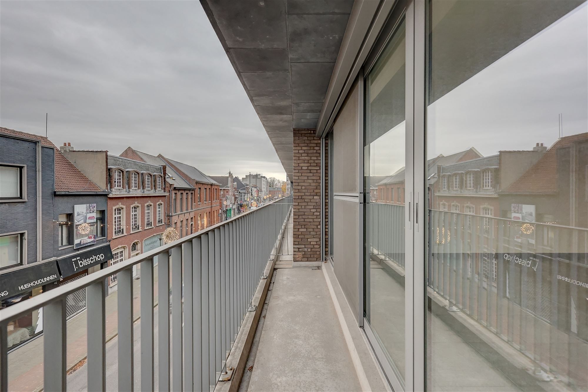 Prachtig appartement met twee slaapkamers en terras te huur in centrum Wilrijk foto 5