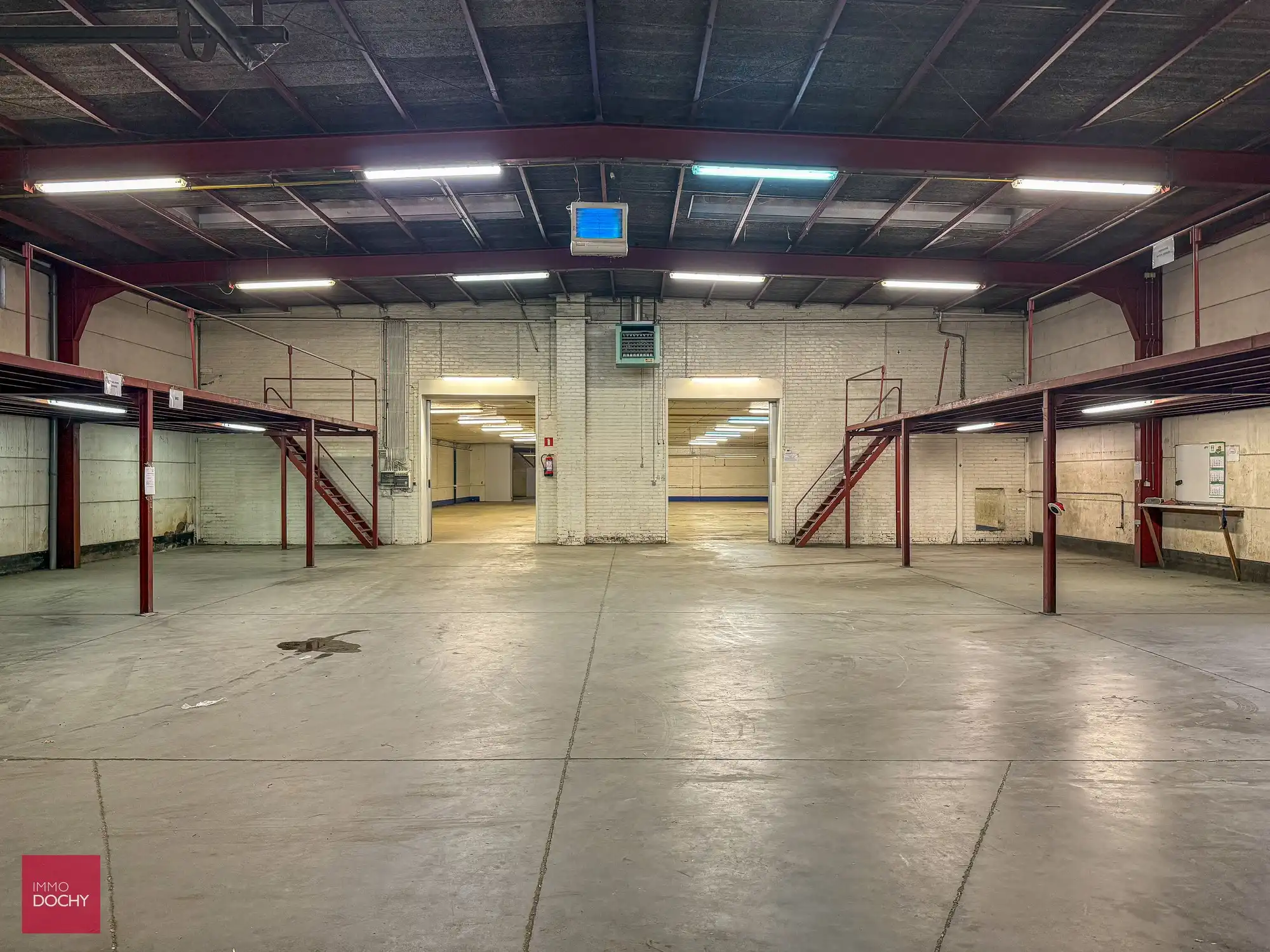 Magazijnen met overdekte loskaaien en burelen | vlotte verbindingen foto 6