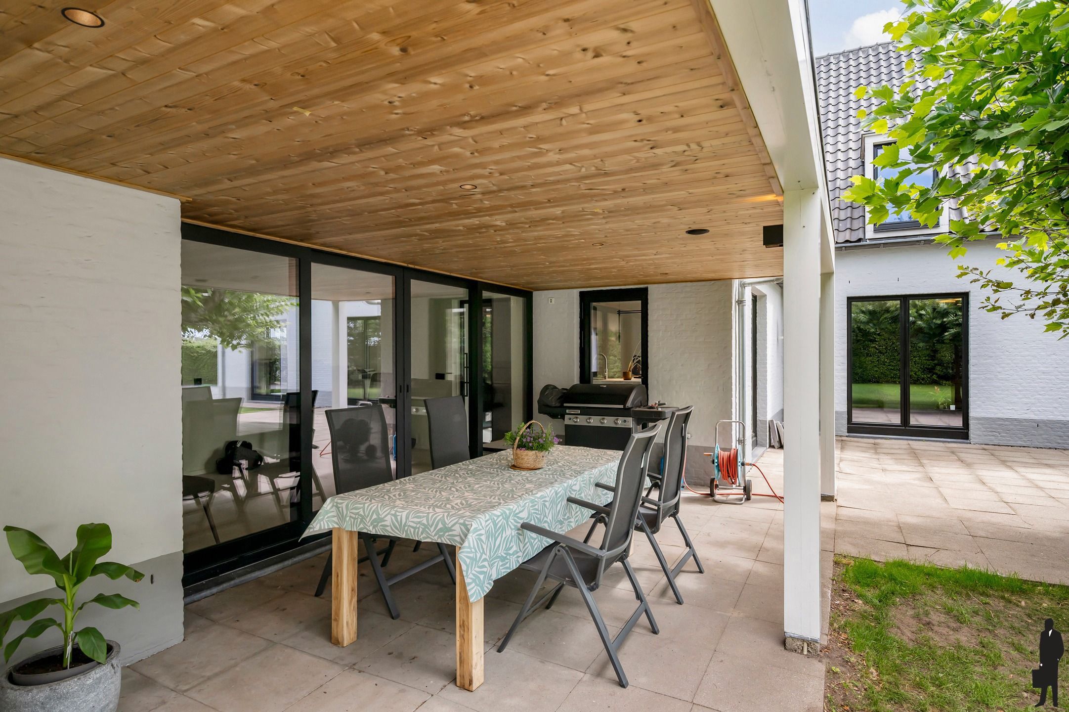 Gerenoveerde villa op 1.900 m² nabij de Nederlandse grens foto 28