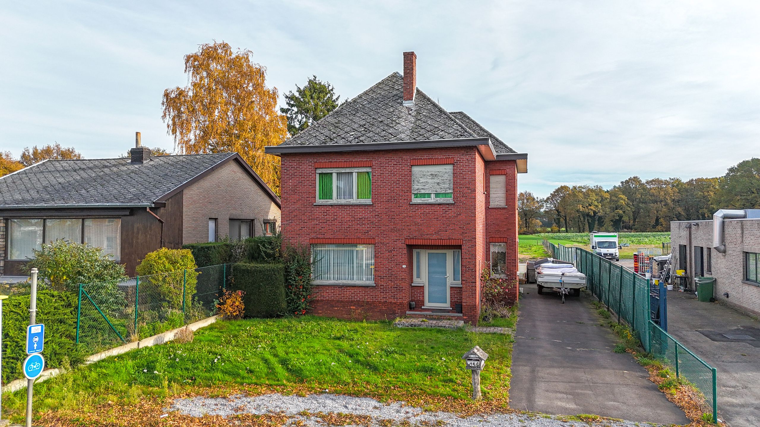 Te vernieuwen woning met 11a 87ca grond in Heusden-Zolder! foto 2
