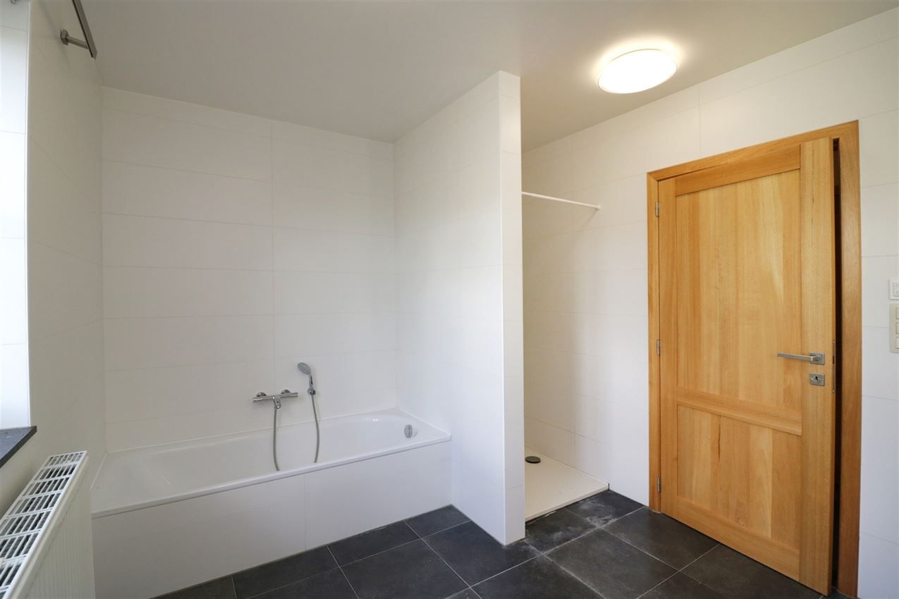Recente woning met vier slpk, tuin, garage op rustige locatie foto 26