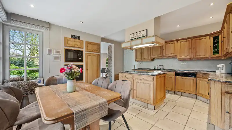 Ruime villa van 336m² op 1 hectare 45 are met vijver foto 16