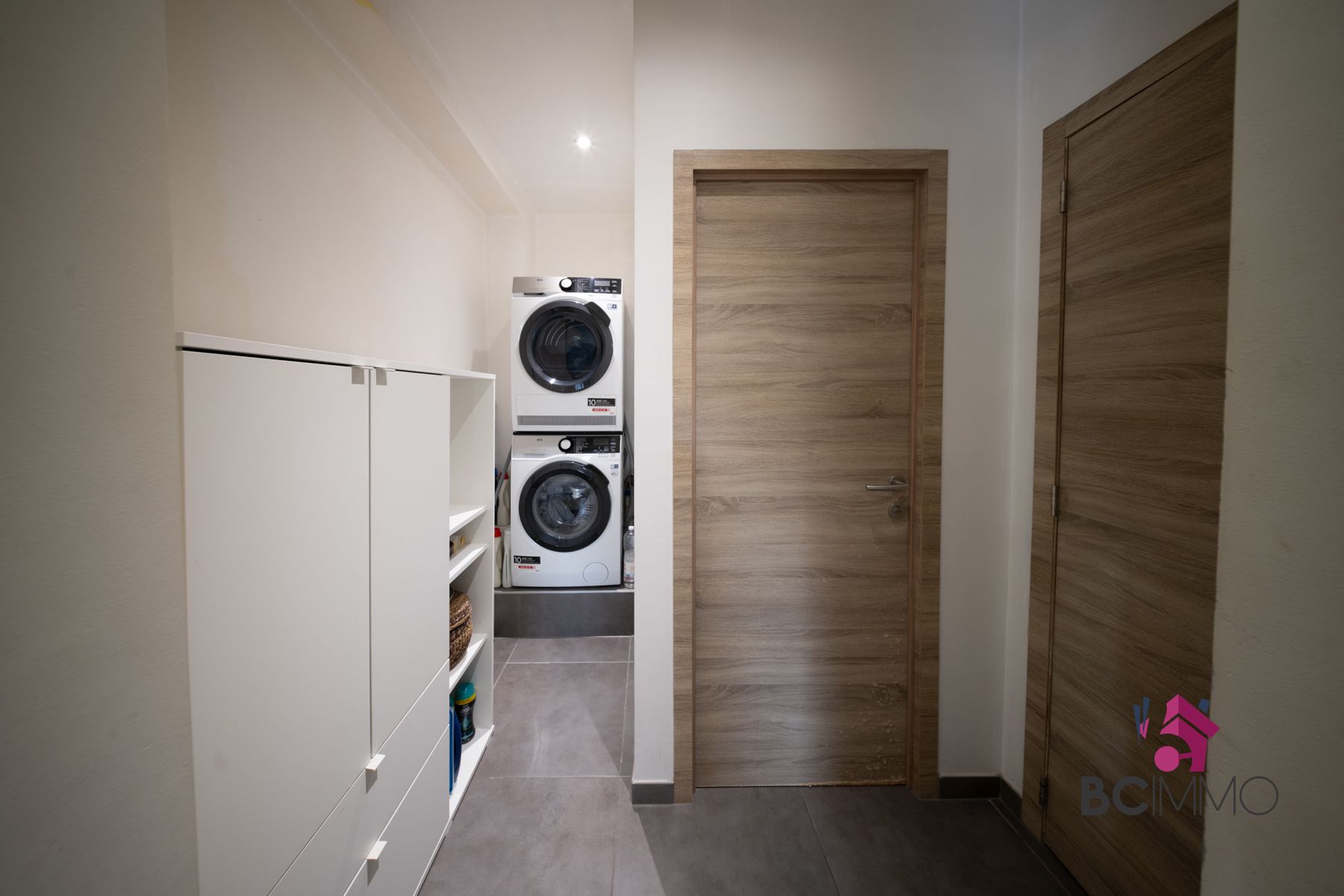 Halfopen woning met garage, zonnepanelen en ruime oprit foto 16
