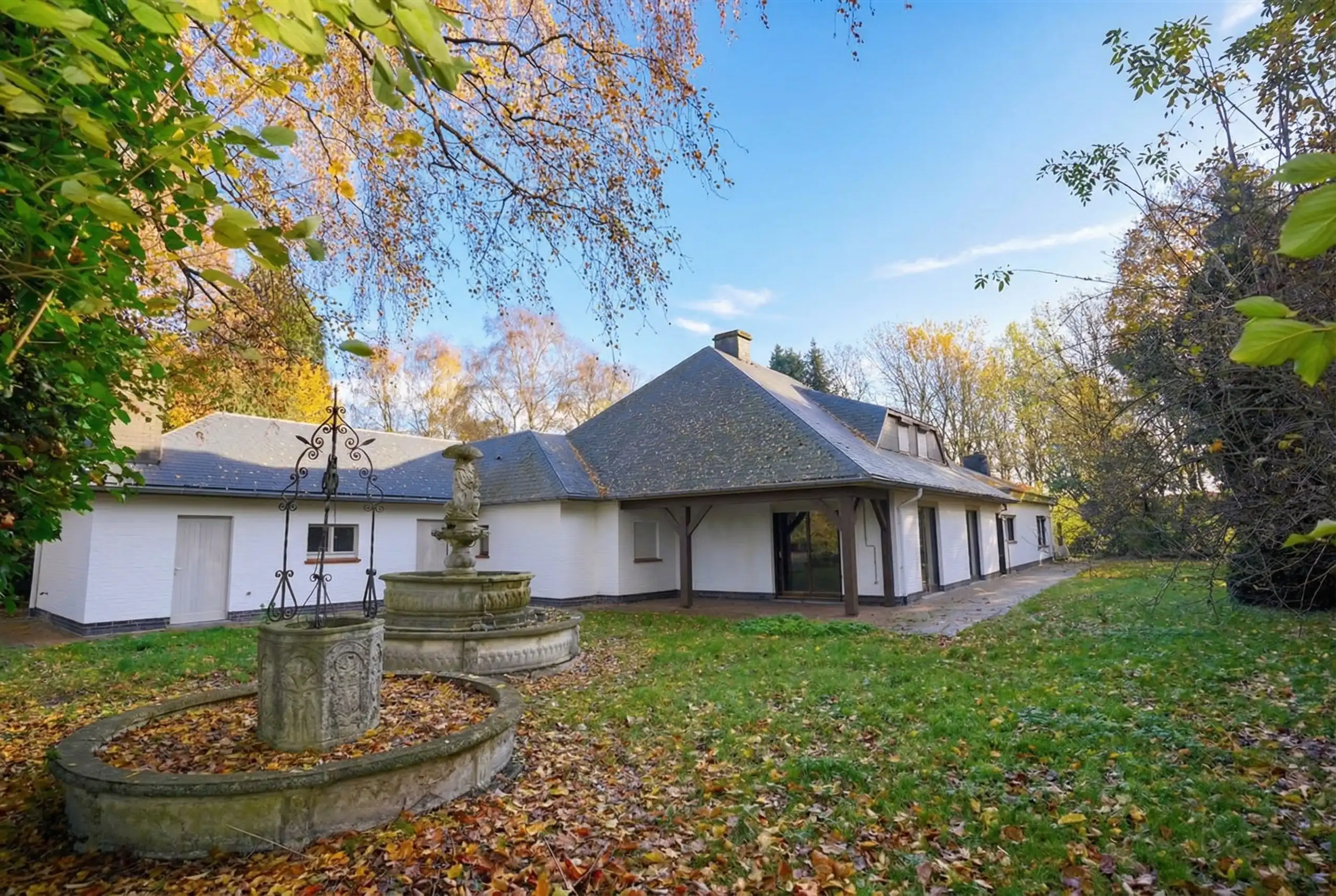 Majestueuze eigendom gelegen op een weelderig landgoed van ca. 1 ha! foto 2