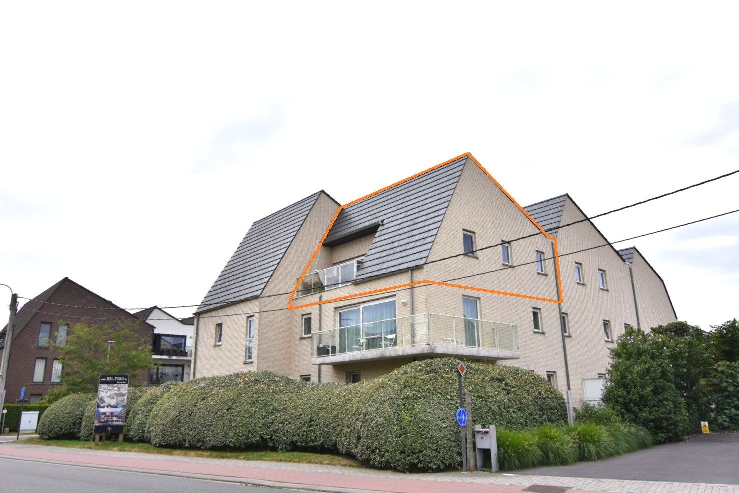 Lichtrijk 2-slpk appartement met privé parking nabij Rumbeke foto {{pictureIndex}}