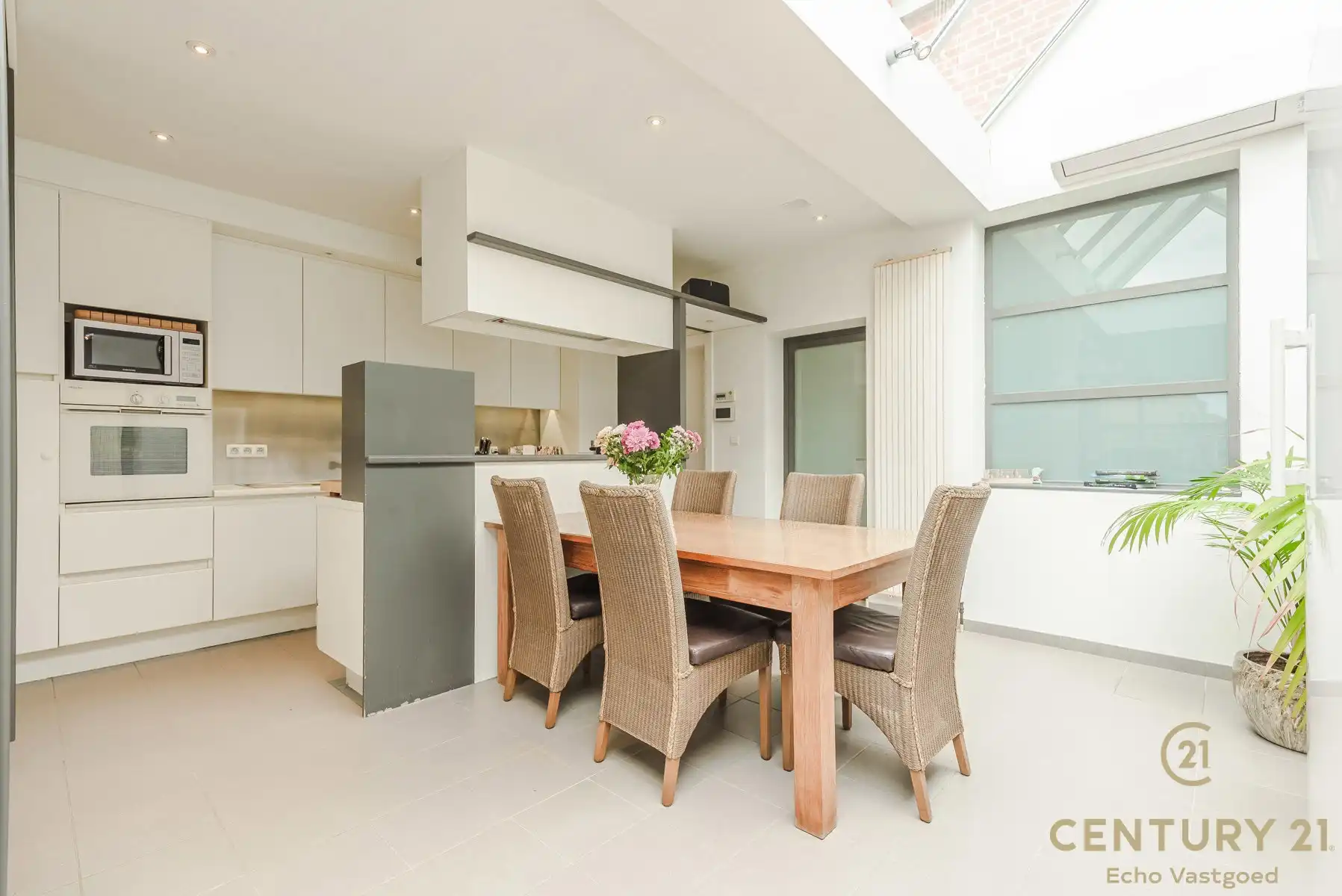 Verrassend ruime, onderhouden woning met zwembad en bijhuis. foto 6