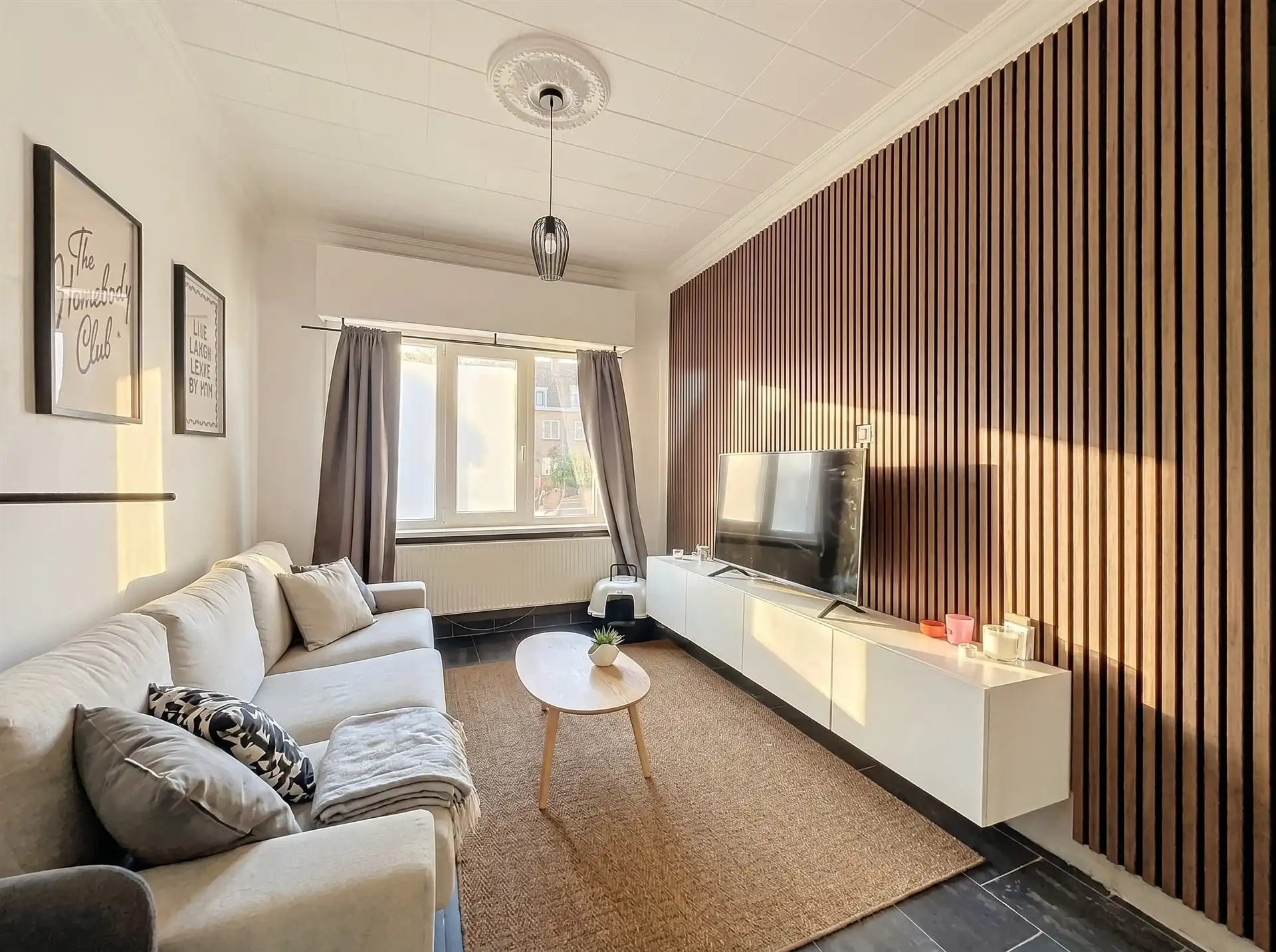 Instapklare woning met halfopen karakter en 4 slaapkamers nabij centrum Sint-Niklaas! foto {{pictureIndex}}