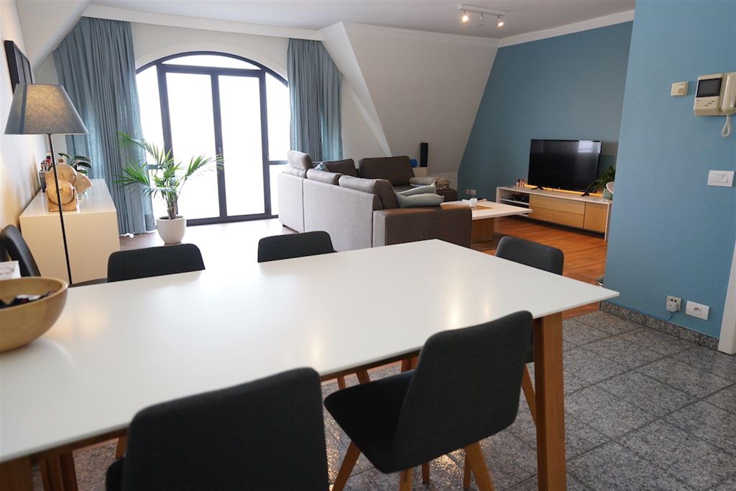 Zalig wonen onder de zon: dakappartement met autostaanplaats foto 4