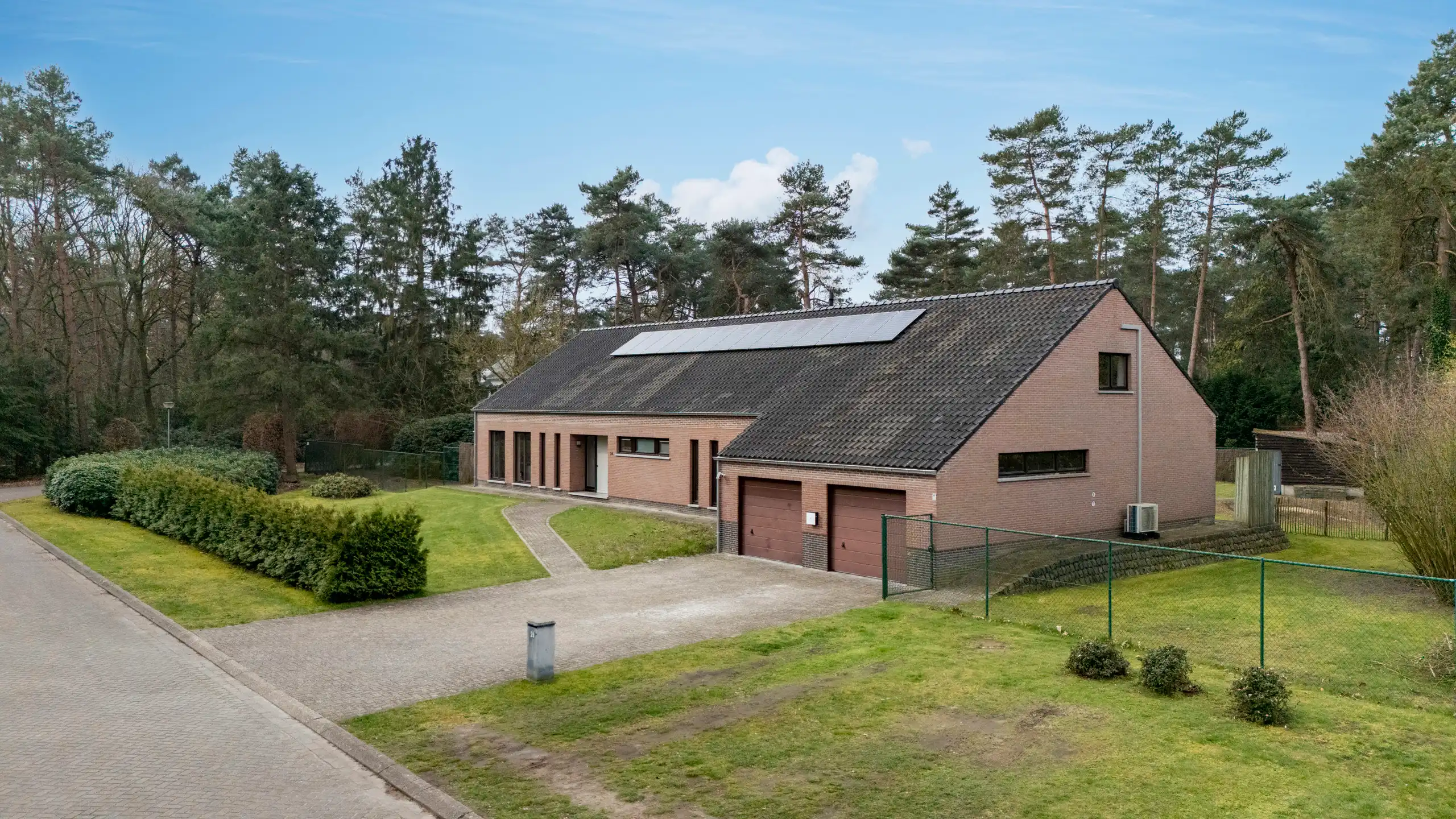 Ruime, recent gerenoveerde villa met 5 slpks op 2.430 m² foto {{pictureIndex}}
