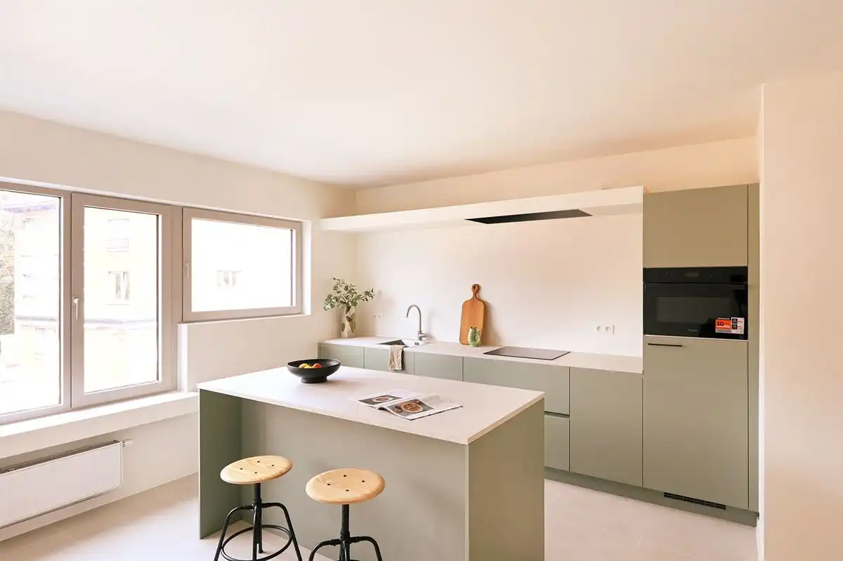 Gerenoveerd appartement met veel lichtinval foto 4