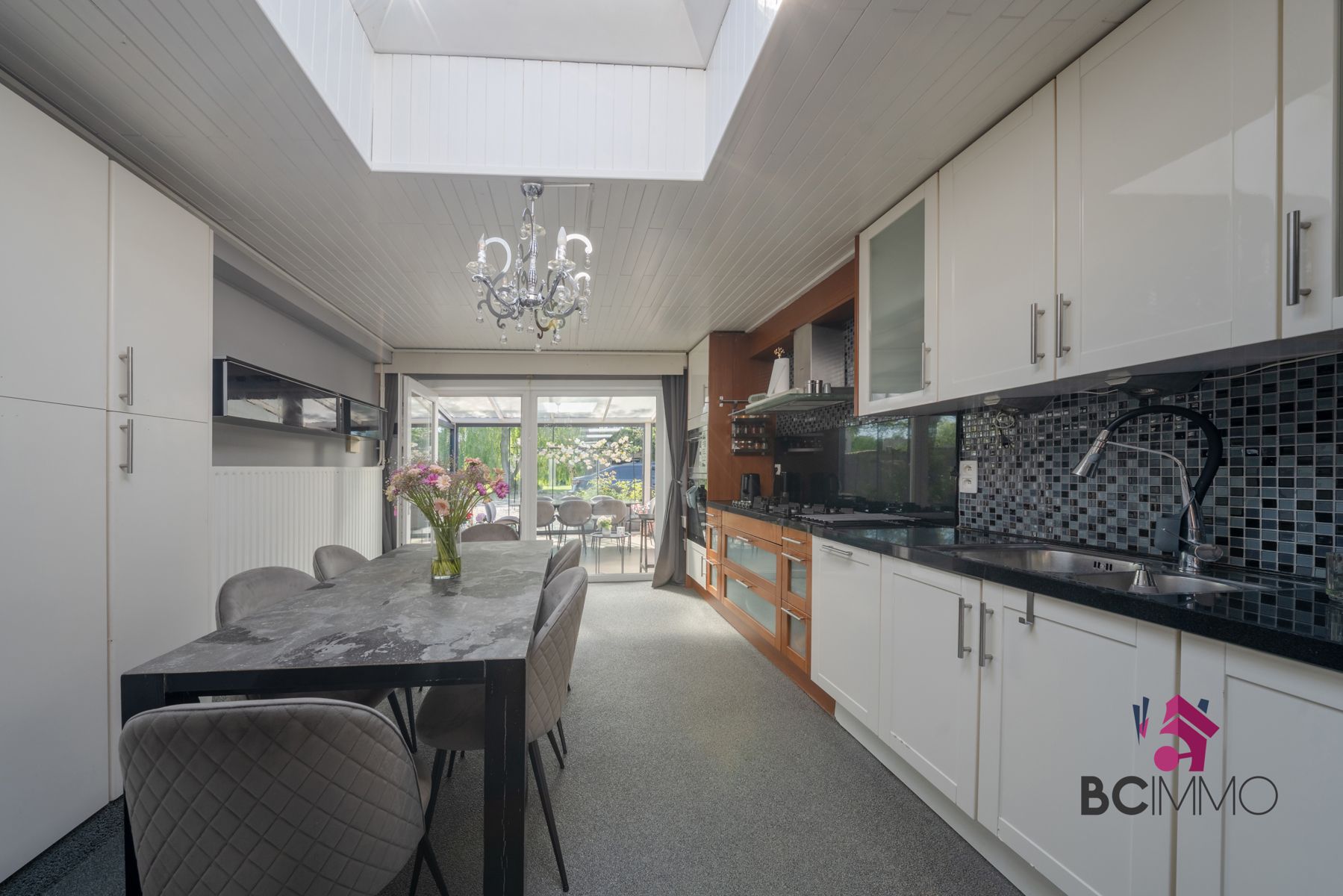 Instapklare gelijkvloerse woning met 3 slaapkamers, 2 badkamers, veranda en tuin foto 2