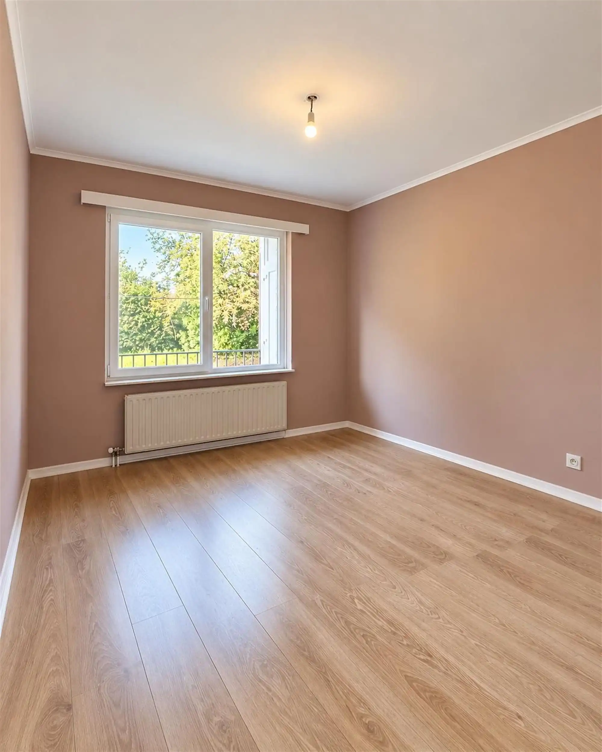 Instapklaar 2-slaapkamer appartement met terras en garage foto 8