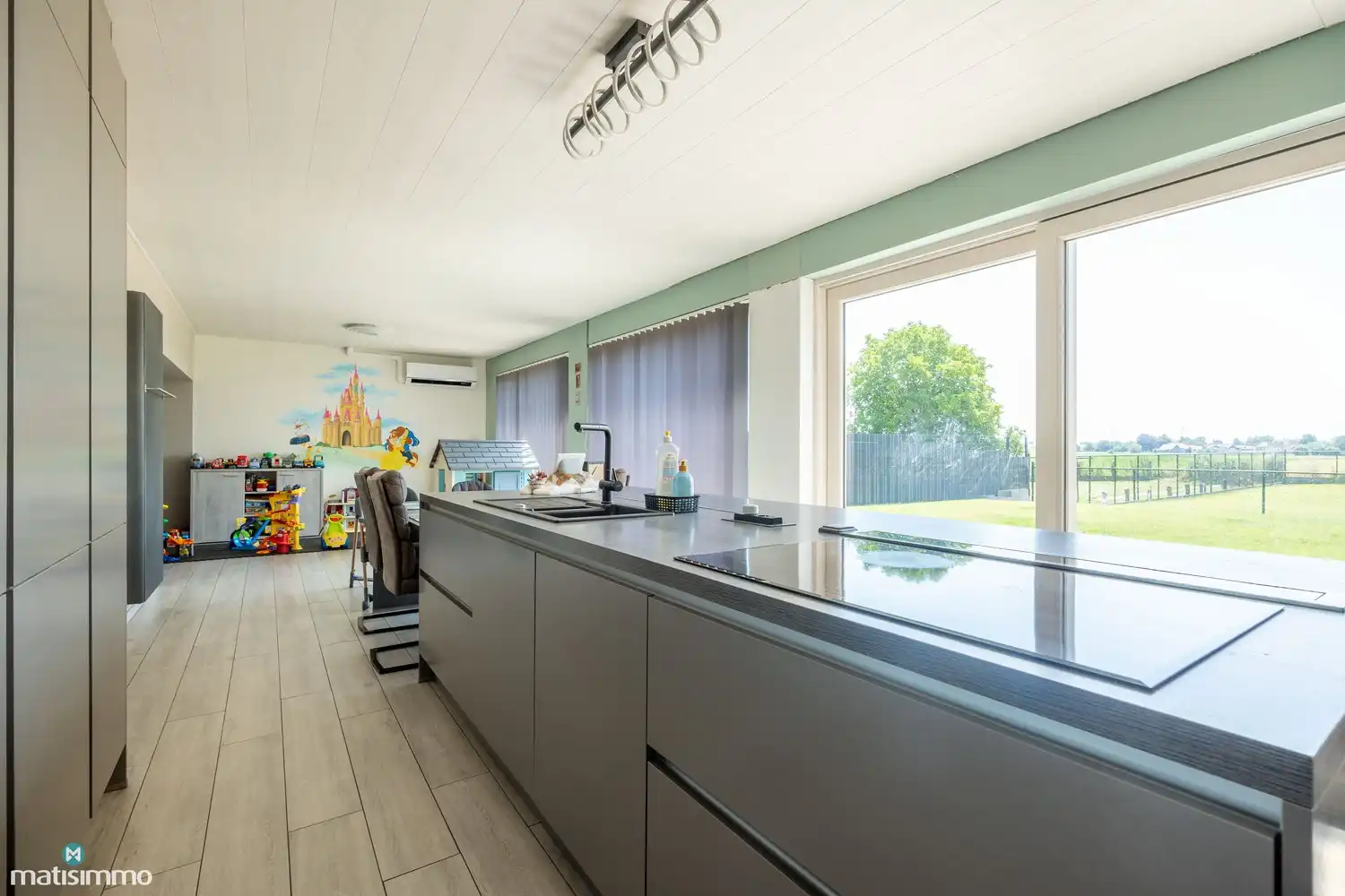 GROTENDEELS GERENOVEERDE EN ENERGIEZUINIGE GEZINSWONING MET ZUIDGERICHTE TUIN VAN 832M² EN GARAGE VAN 73 M² foto 9