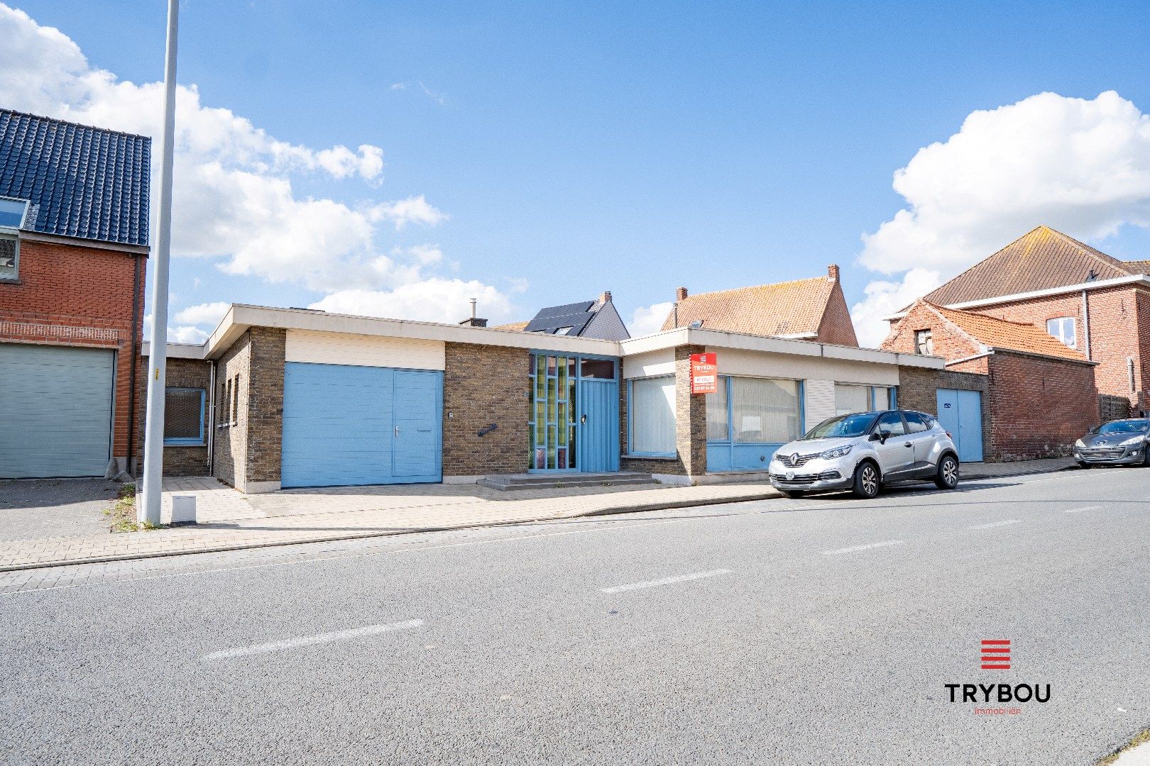 Hoofdfoto van de publicatie: Gelijkvloerse woning met 2 garages in het centrum van Houthulst
