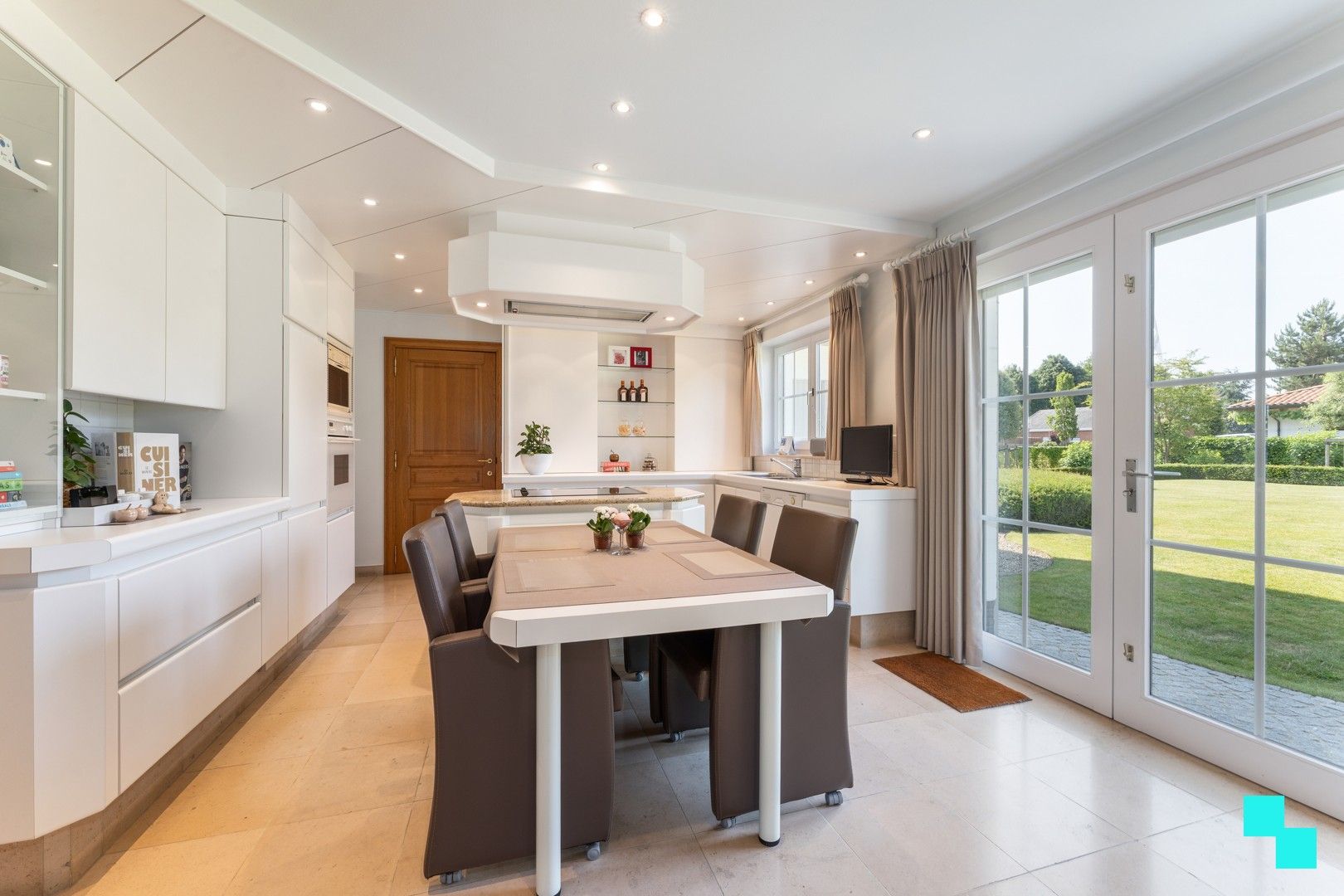 Instapklare villa met 4 slaapkamers, dubbele garage en prachtige tuin te Bosmolens - Izegem. foto 11