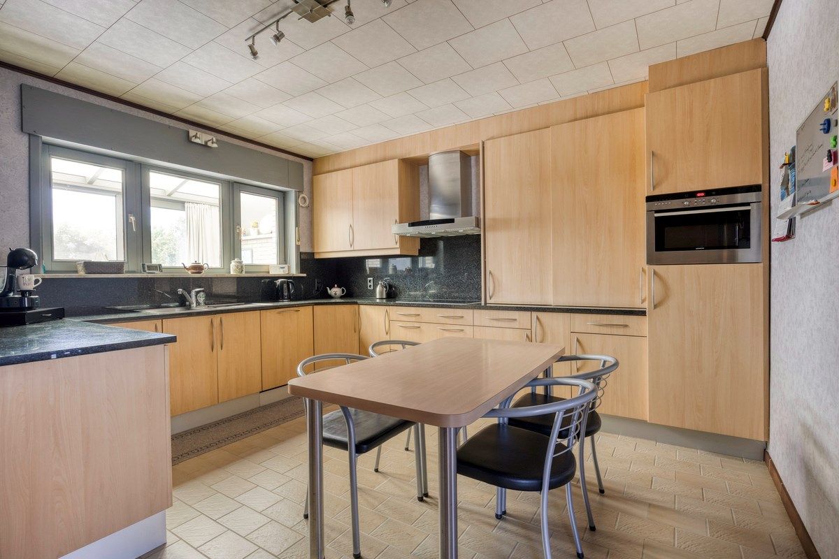 Halfopen bebouwing met 4 slaapkamers en grote tuin. foto 15