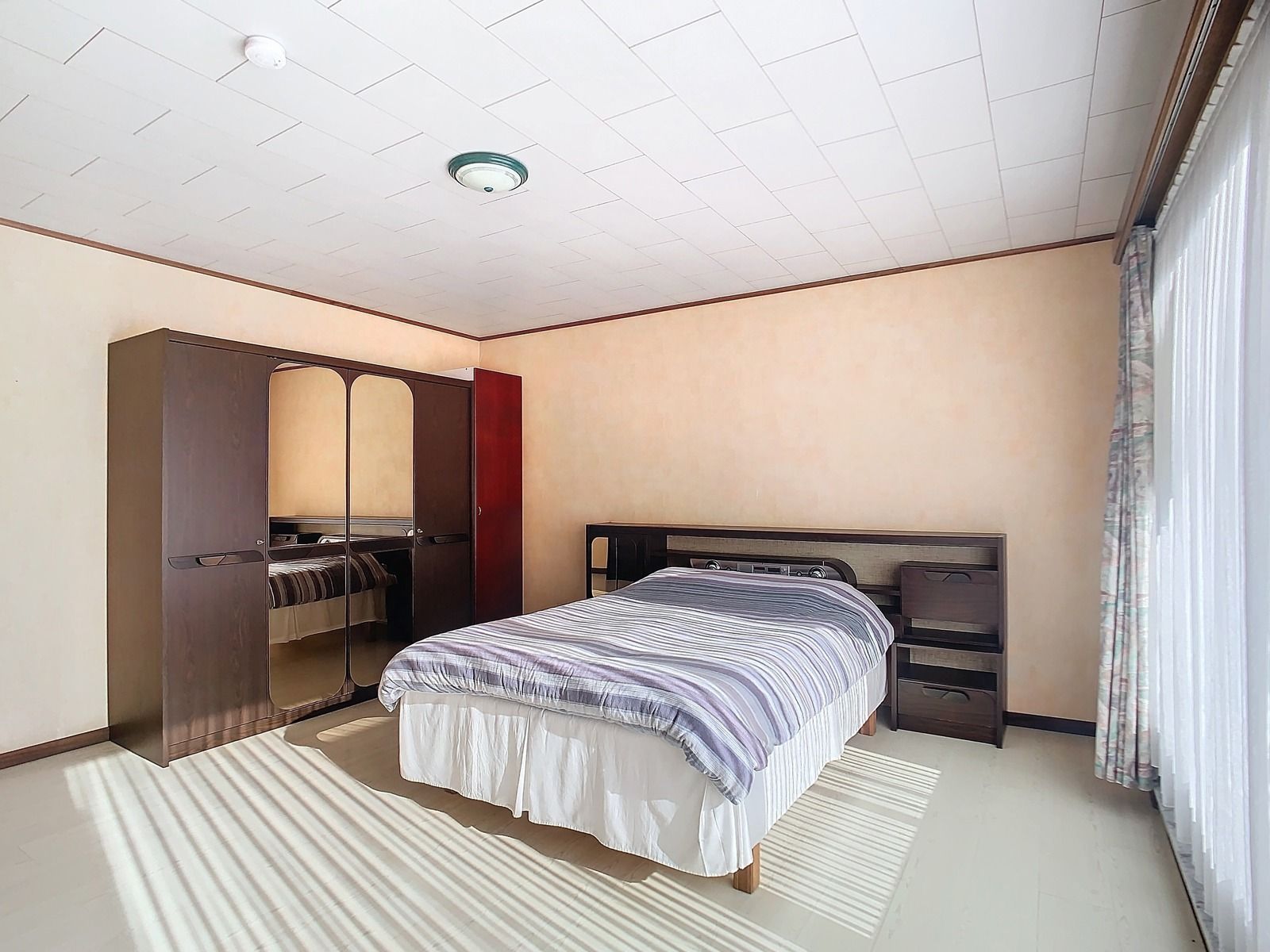 Ruime Woning met 3 SLPK, tuin, opslagruimte én magazijn! foto 9