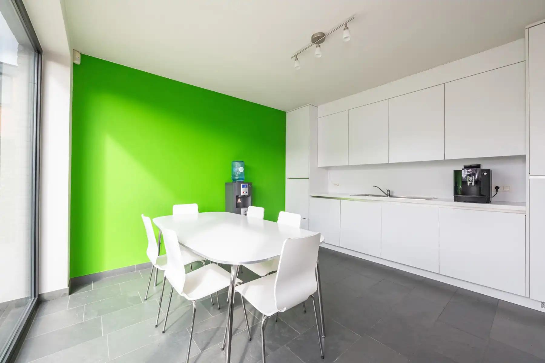 Goed gelegen kantoorruimte (circa 265m²) in het centrum van Meer (Hoogstraten) met parking. foto 22