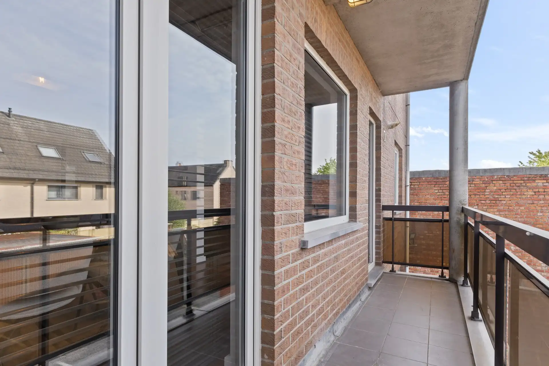 Volledig vernieuwd appartement met lichtrijke leefruimte en rustig terras foto 8