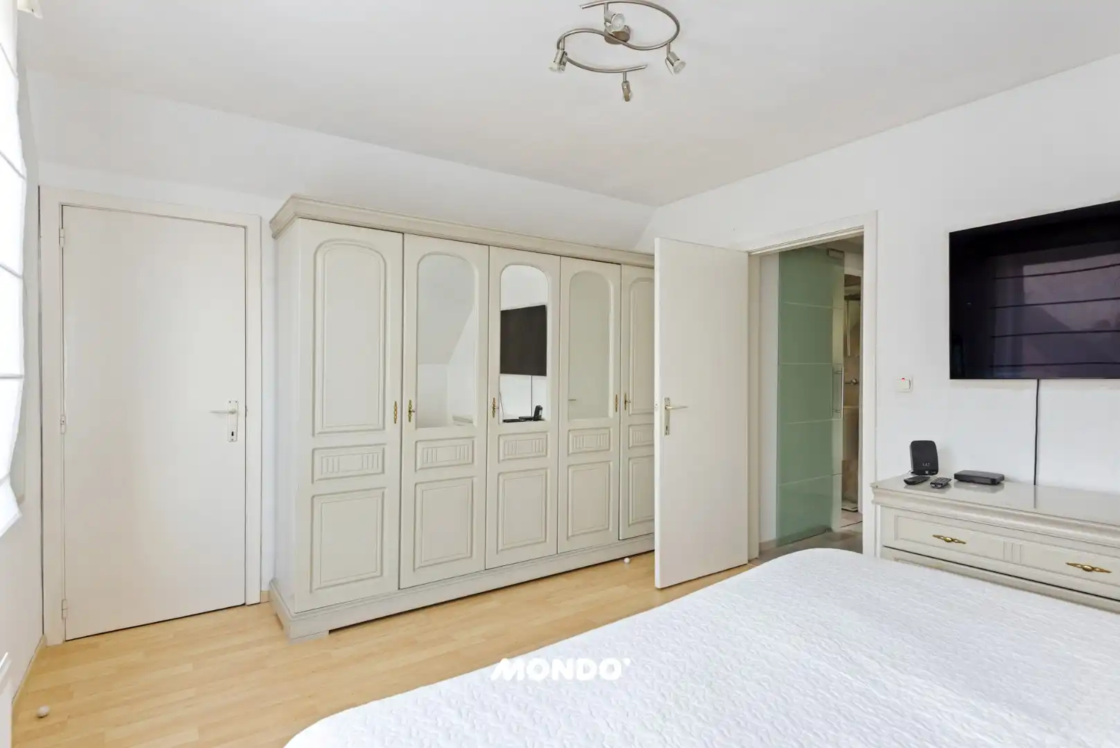 Ruime gezinswoning met 3 slaapkamers en lichtrijke aanbouw in een rustige doodlopende straat! foto 14