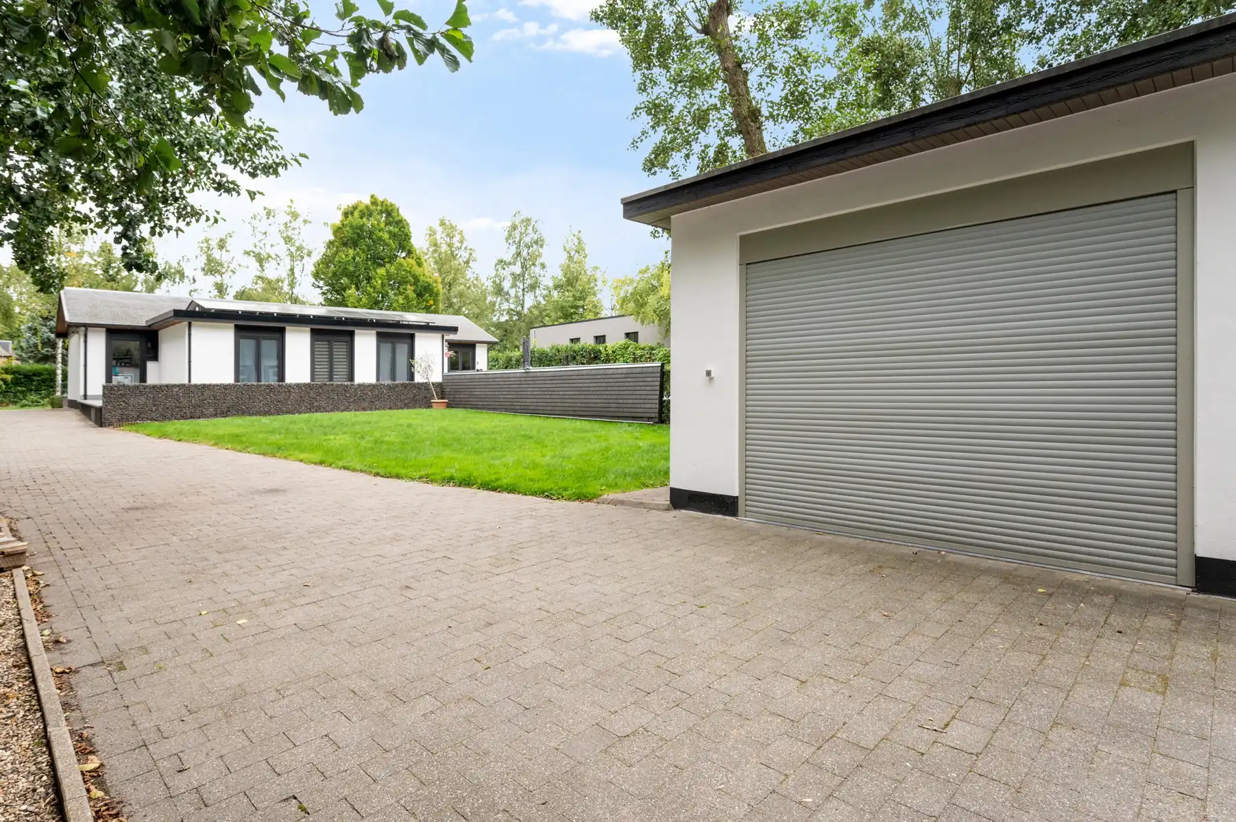 Lichtrijke laagbouwwoning met zwembad en werkplaats foto 3