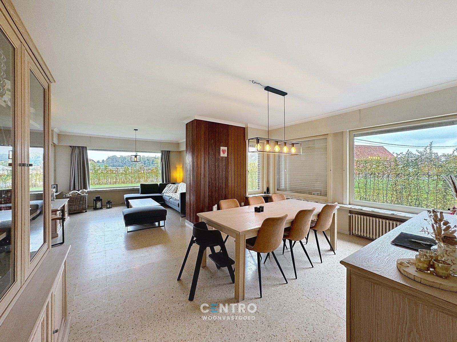 Instapklare, LANDELIJKE WONING met 4 ruime slpkms, 2 badkms, ruime garage, stalling (3 paarden) en gedraineerde buitenpiste te Hooglede (Gits). foto 3