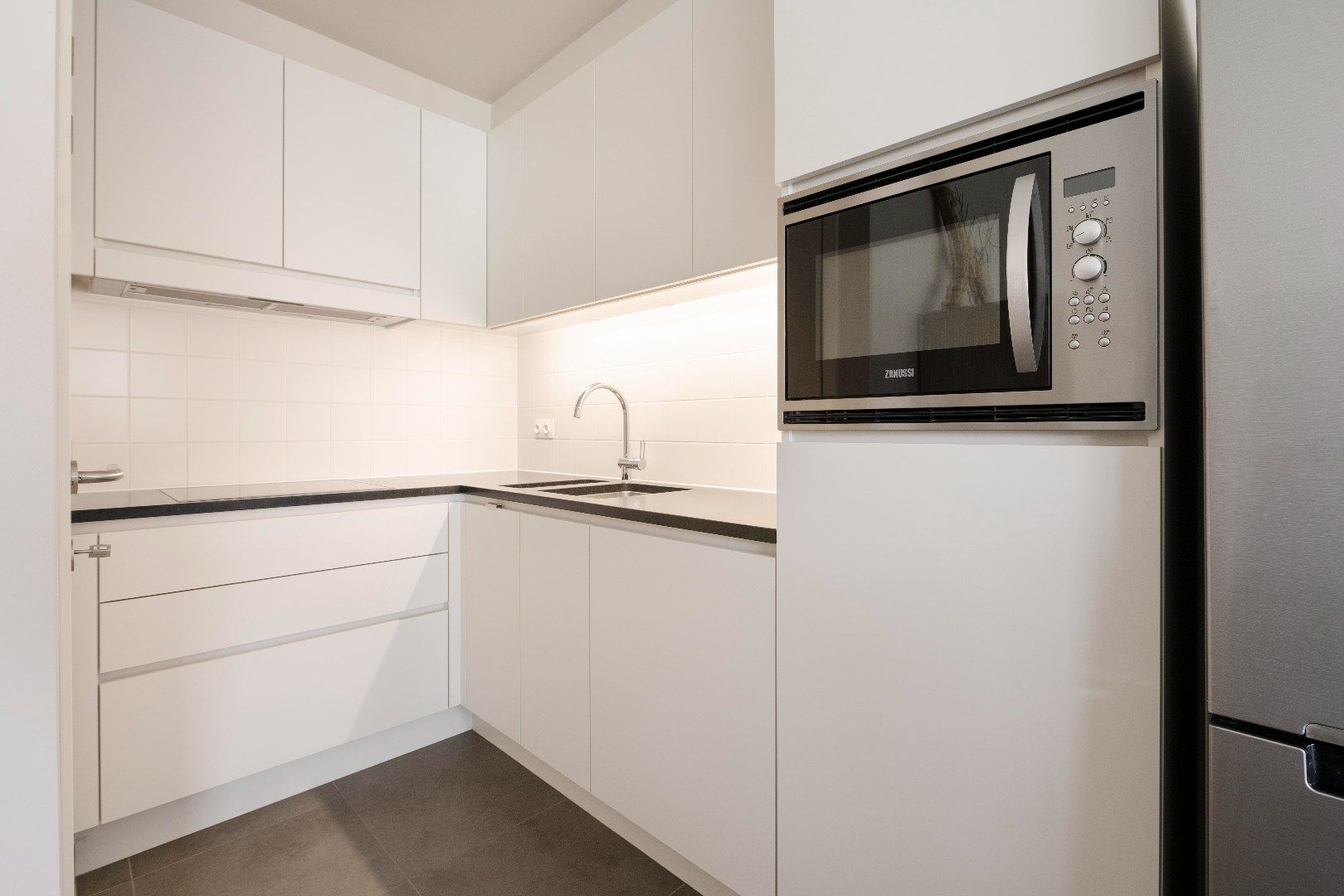 PERFECT INSTAPKLAAR GELIJKVLOERS APPARTEMENT (BJ 2016) foto 3