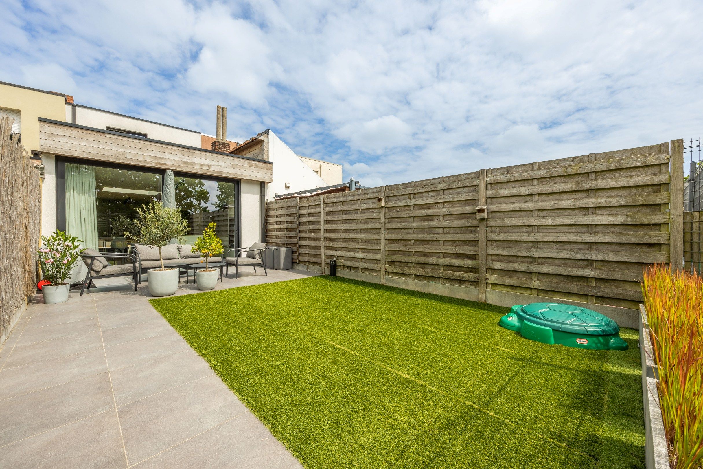 SUBLIEM GERENOVEERDE RIJWONING MET UITWEG foto 9