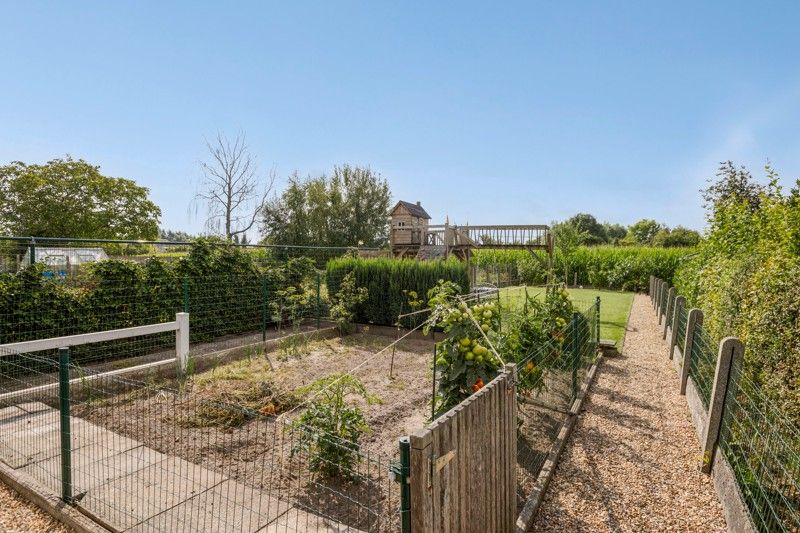 Instapklare halfopen woning met grote tuin en 3 slaapkamers TE KOOP in Meulebeke! foto 28