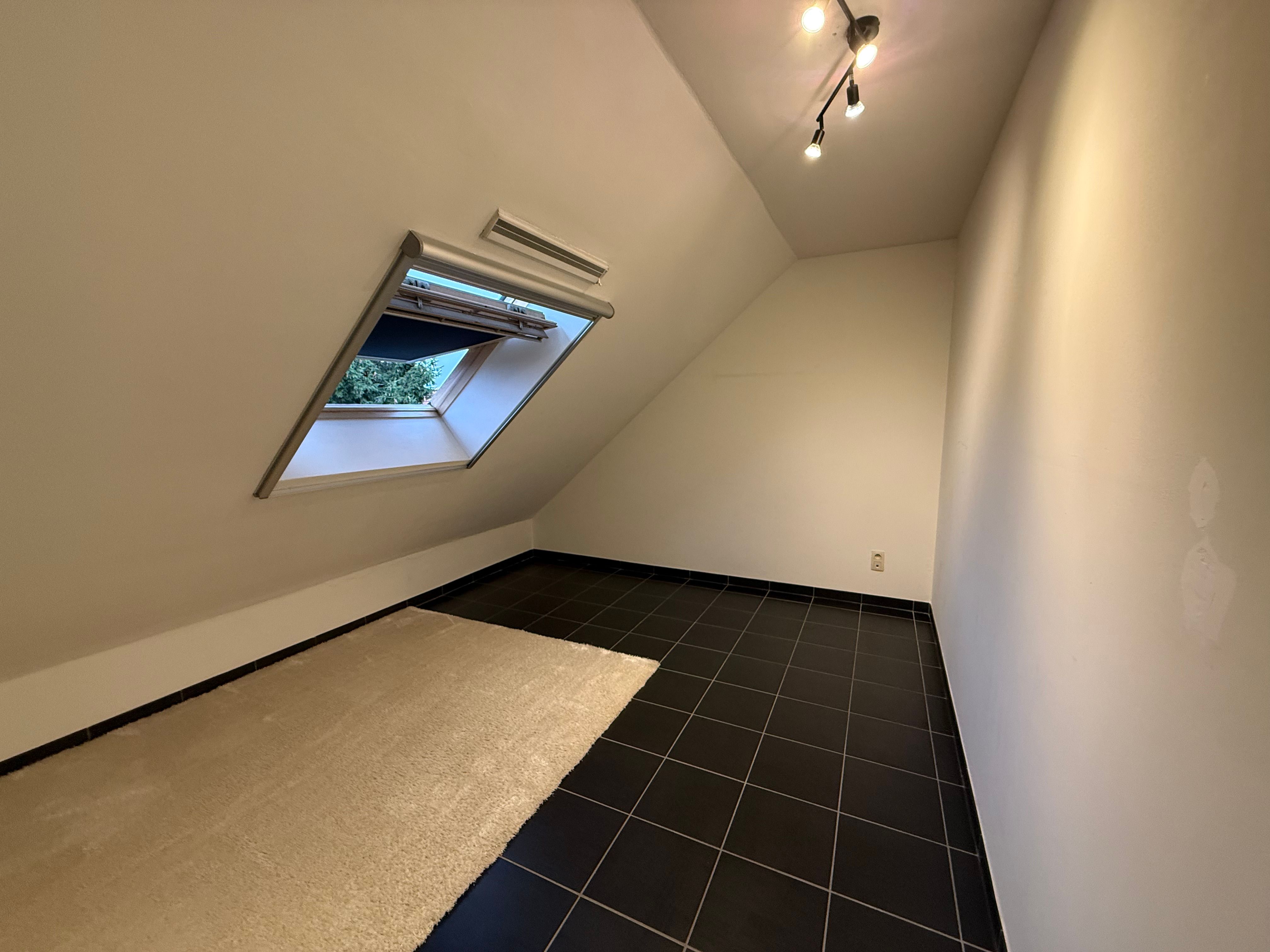 Ruim, energiezuinig triplex-appartement met terras in het hart van Lanaken foto 12