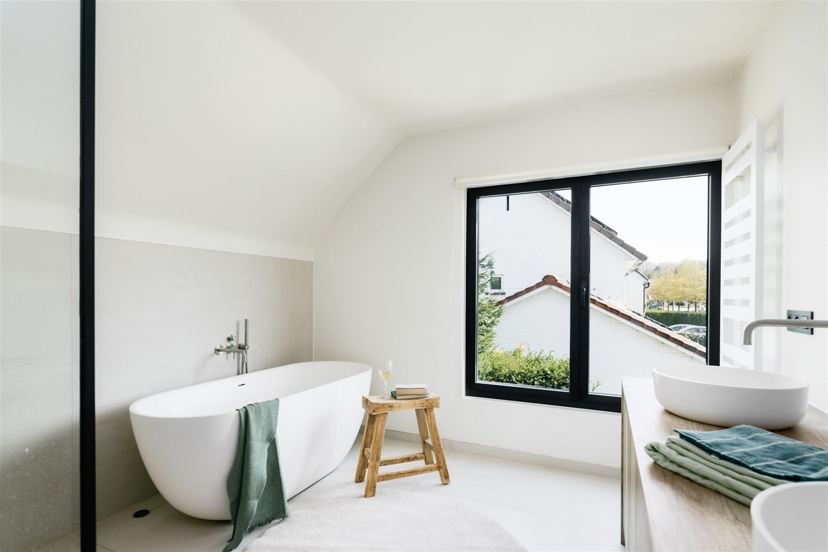 Stijlvol gerenoveerde woning in alle rust met plaats voor elk plan foto 17