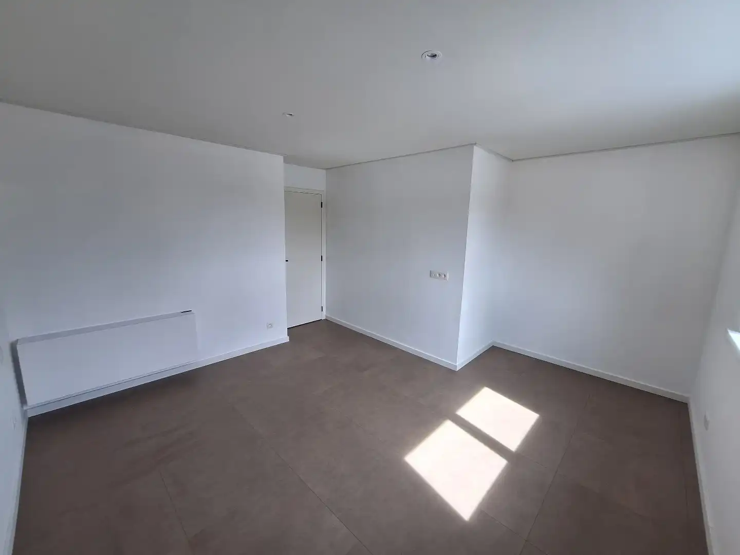 Gerenoveerde woning met 3 slaapkamers, diepe tuin en private parkeerplaats foto 10