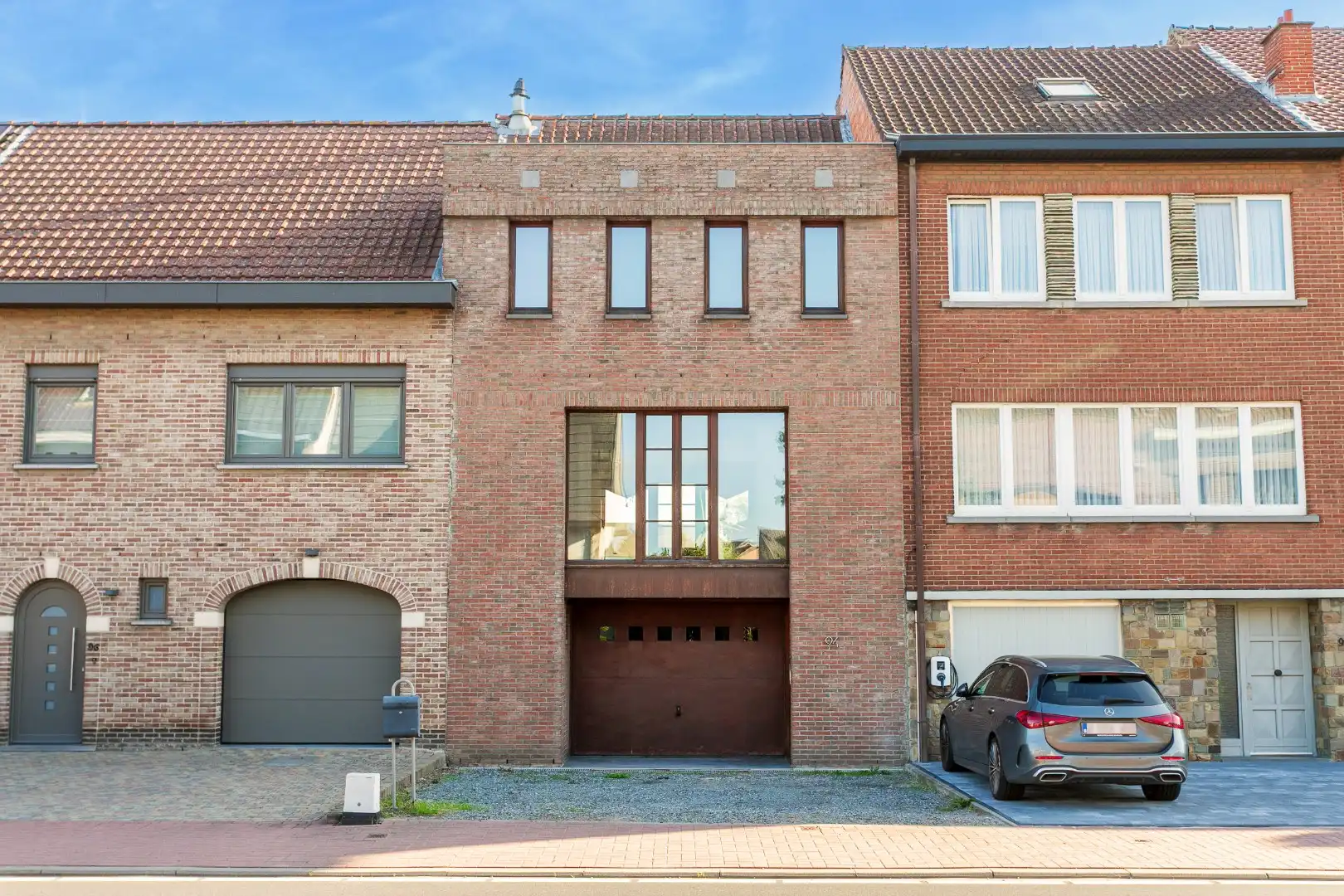 Karaktervolle architectenwoning (EPC B) met 3 slpks, garage en tuin te Lot foto {{pictureIndex}}