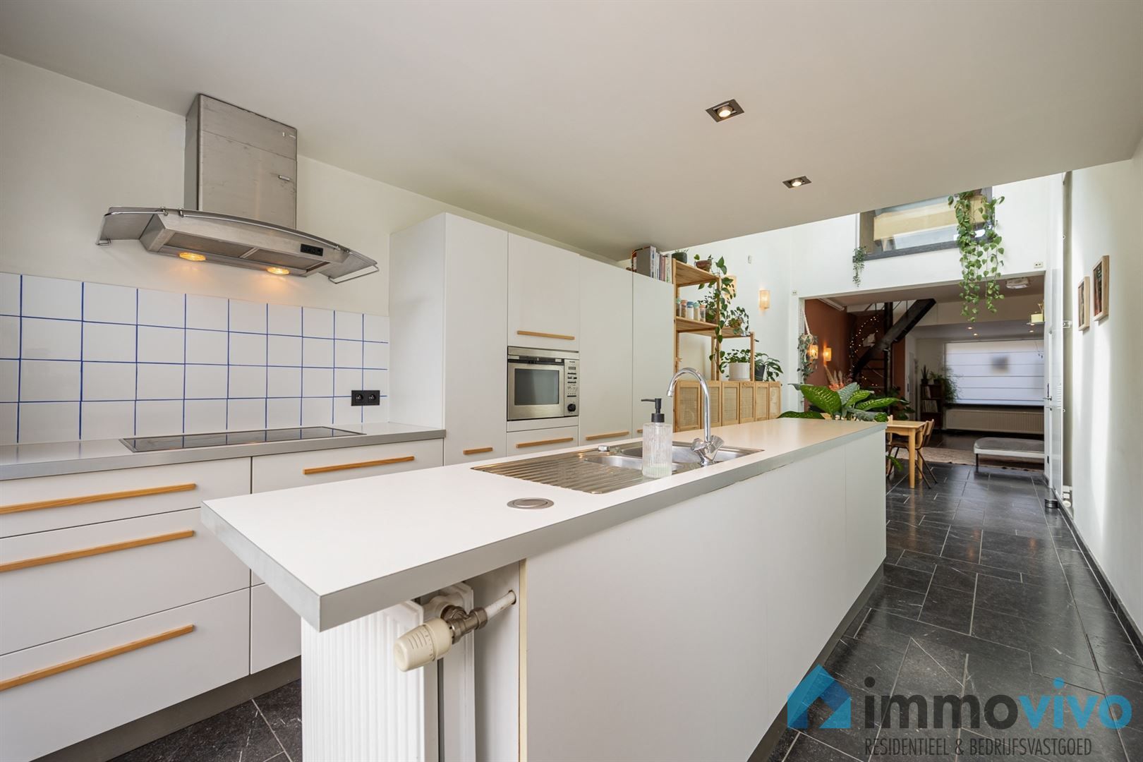 Lichtrijke woning met aangename tuin en garage met oprit foto 10
