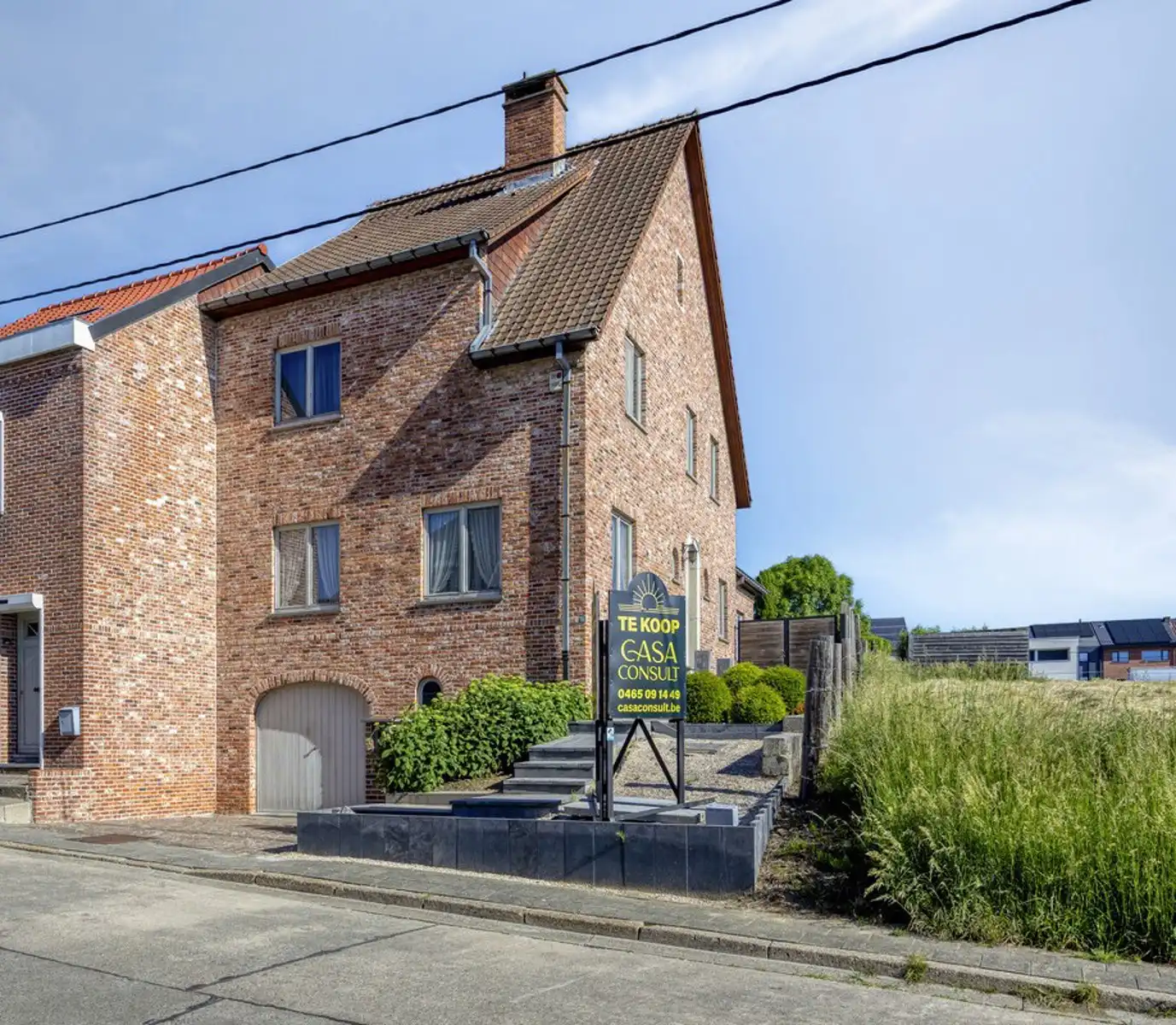 Gezinswoning met 4 slaapkamers, garage en gezellige tuin in Roosdaal foto {{pictureIndex}}