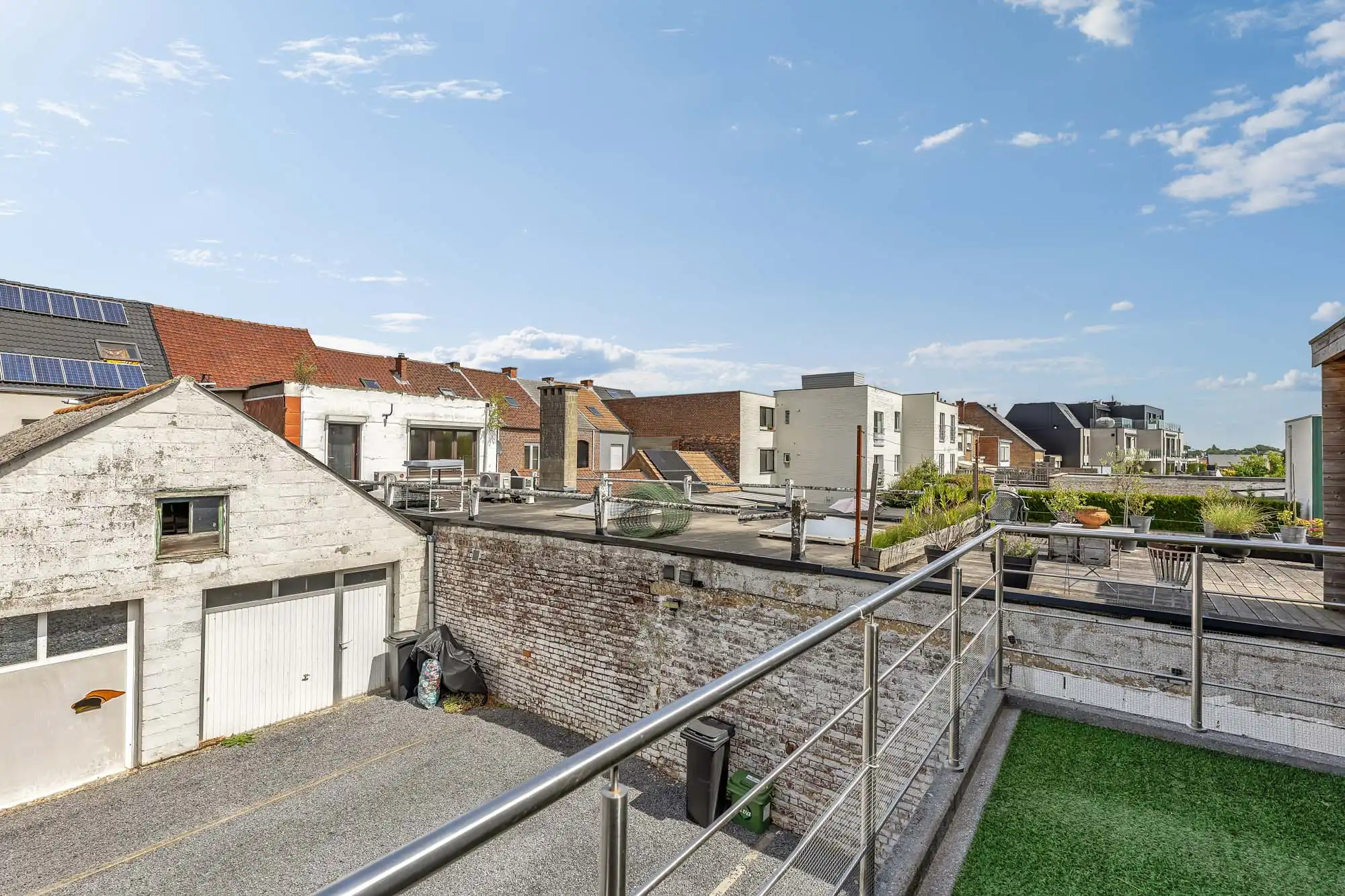 Ruim, instapklaar appartement met terras en autostaanplaats foto 17