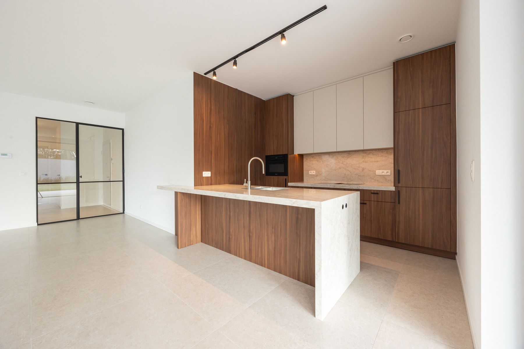 Prestigieus nieuwbouwappartement met ruime tuin en terras. foto 6