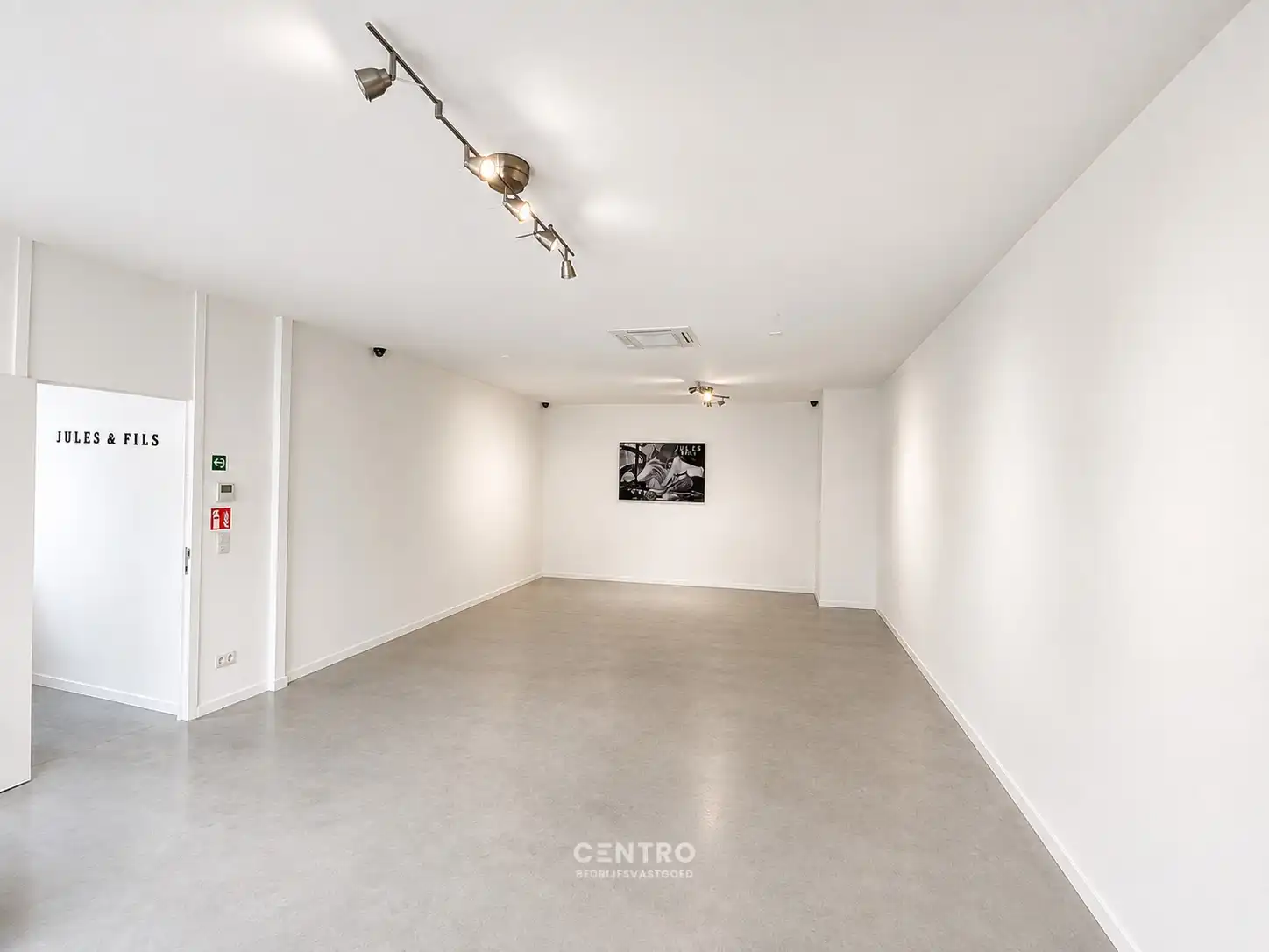 Lichtrijke KANTOOR / PRAKTIJKRUIMTE  ± 40m² te HUUR in het centrum Roeselare. foto 7