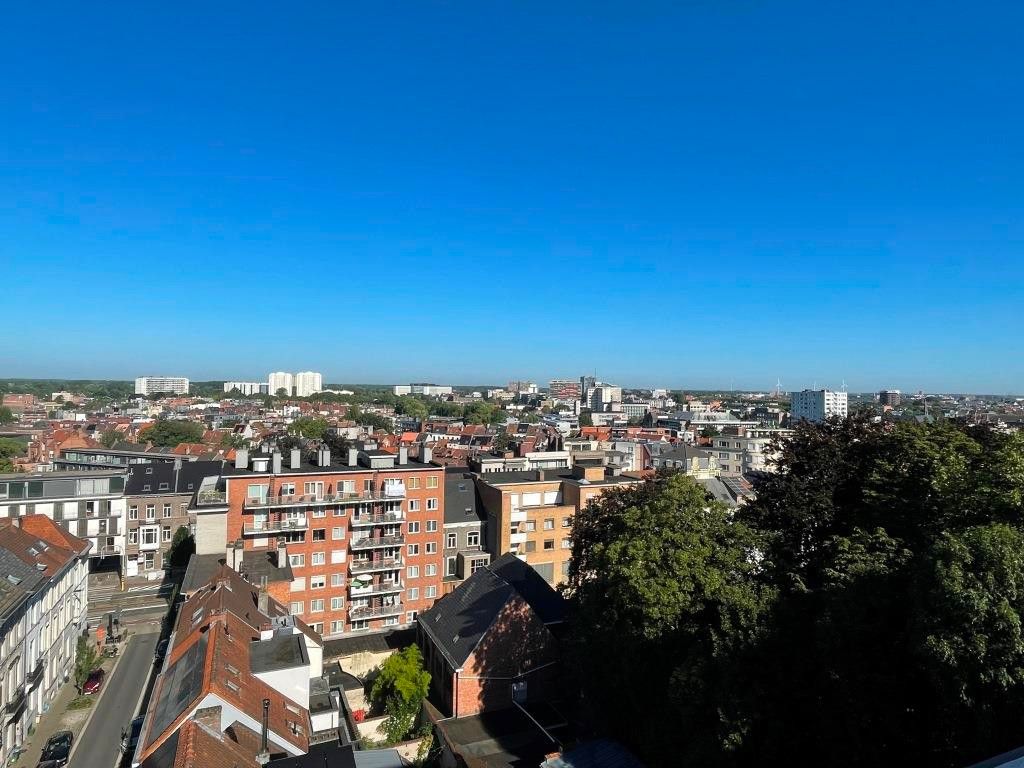 Dit penthouse met een oppervlakte van 220m² met een enorm zonneterras (+ 100m²), is gelegen langs het Citadelpark, op wandelafstand van het Gentse Sint-Pieterstation en de historische binnenstad. foto 16