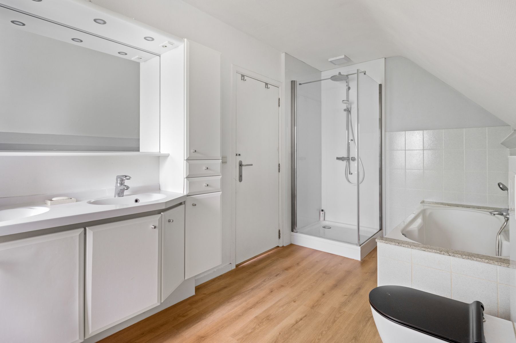 Uitzonderlijk gelegen woning met veel ruimte en karakter! foto 11