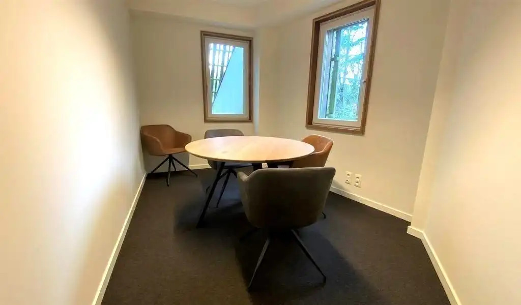 Instapklaar kantoor met terras te huur aan afrit E40 in Sint-Denijs-Westrem  foto 7