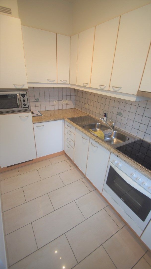 Goed gelegen appartement met 2 slaapkamers en garage. foto 4