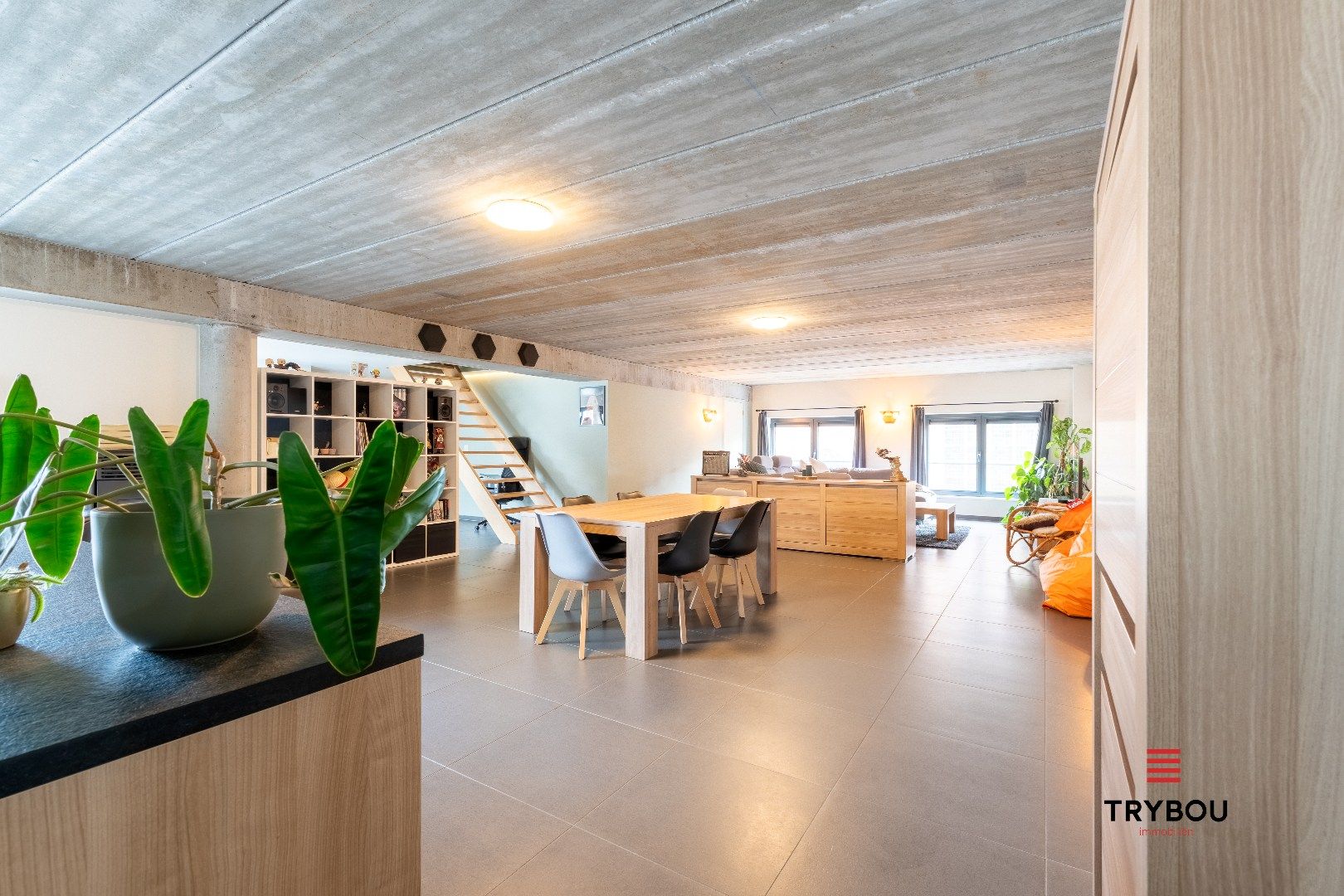 Stijlvolle industriële duplex met ruim terras en staanplaats in centrum Roeselare foto 5