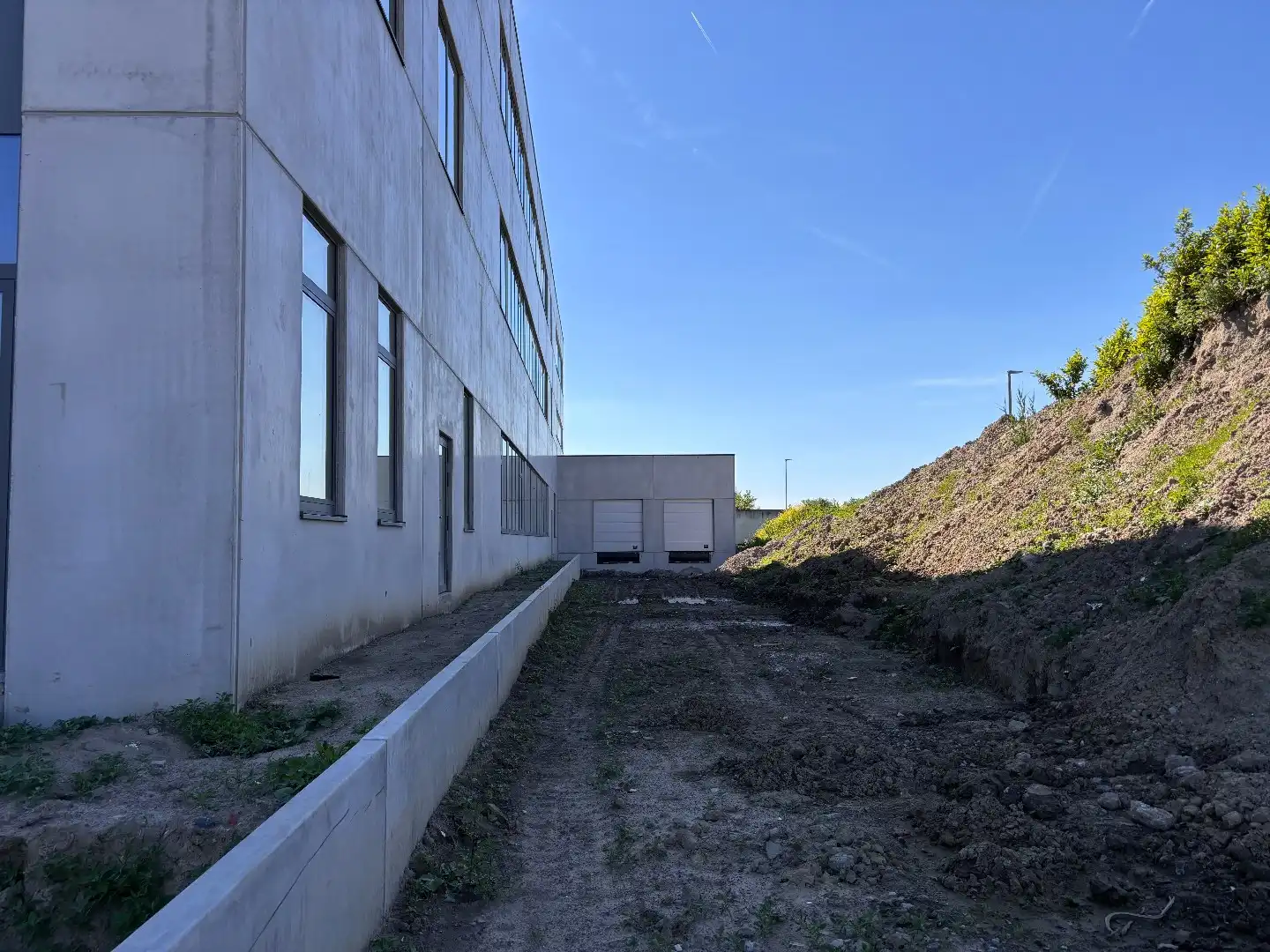 Logistieke bedrijfshal - 4069 m² - met mogelijkheid tot 1200 m² kantoren. Superligging! foto 14